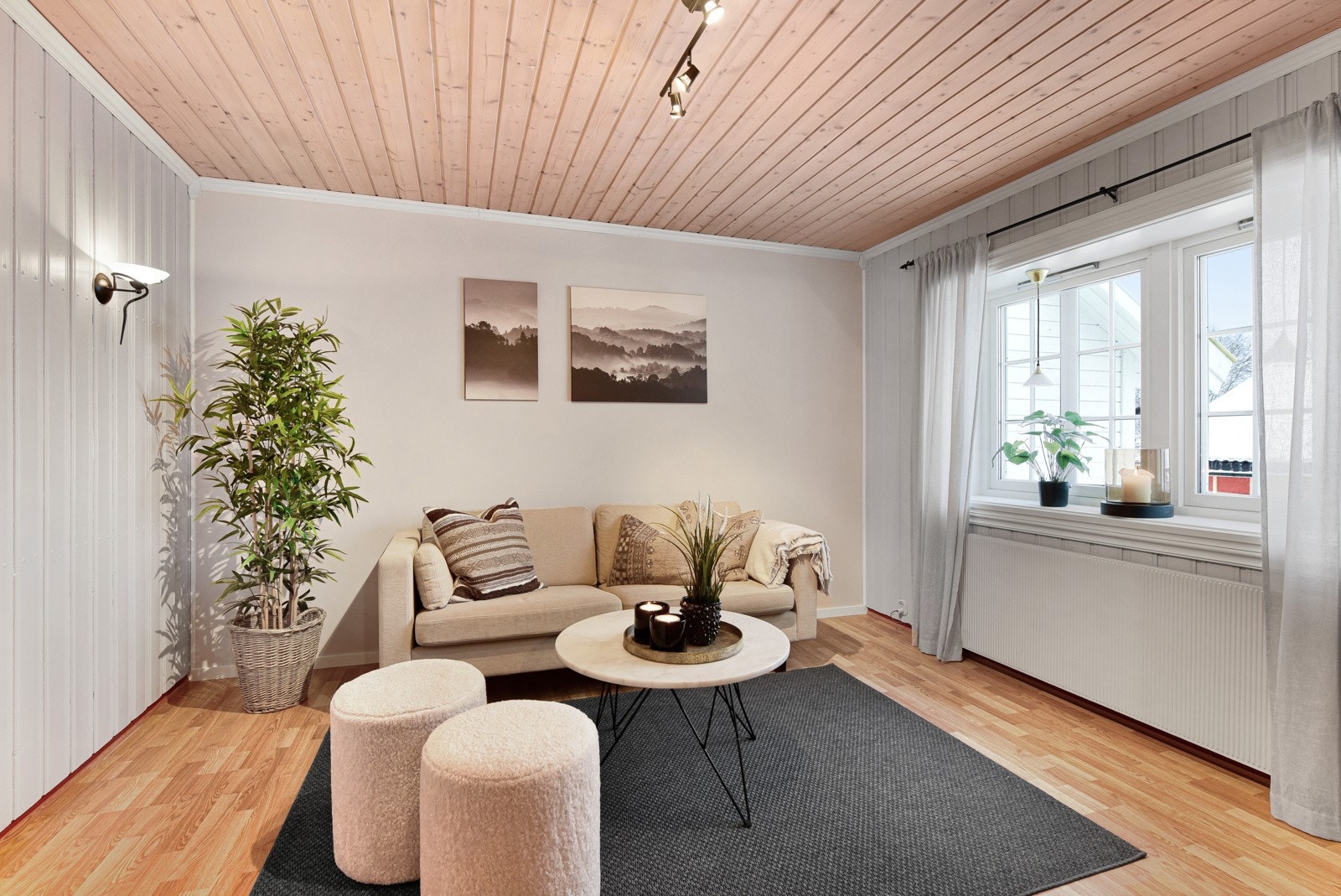 Godt med naturlig lys gjennom store vinduer i stuen Galleribilde