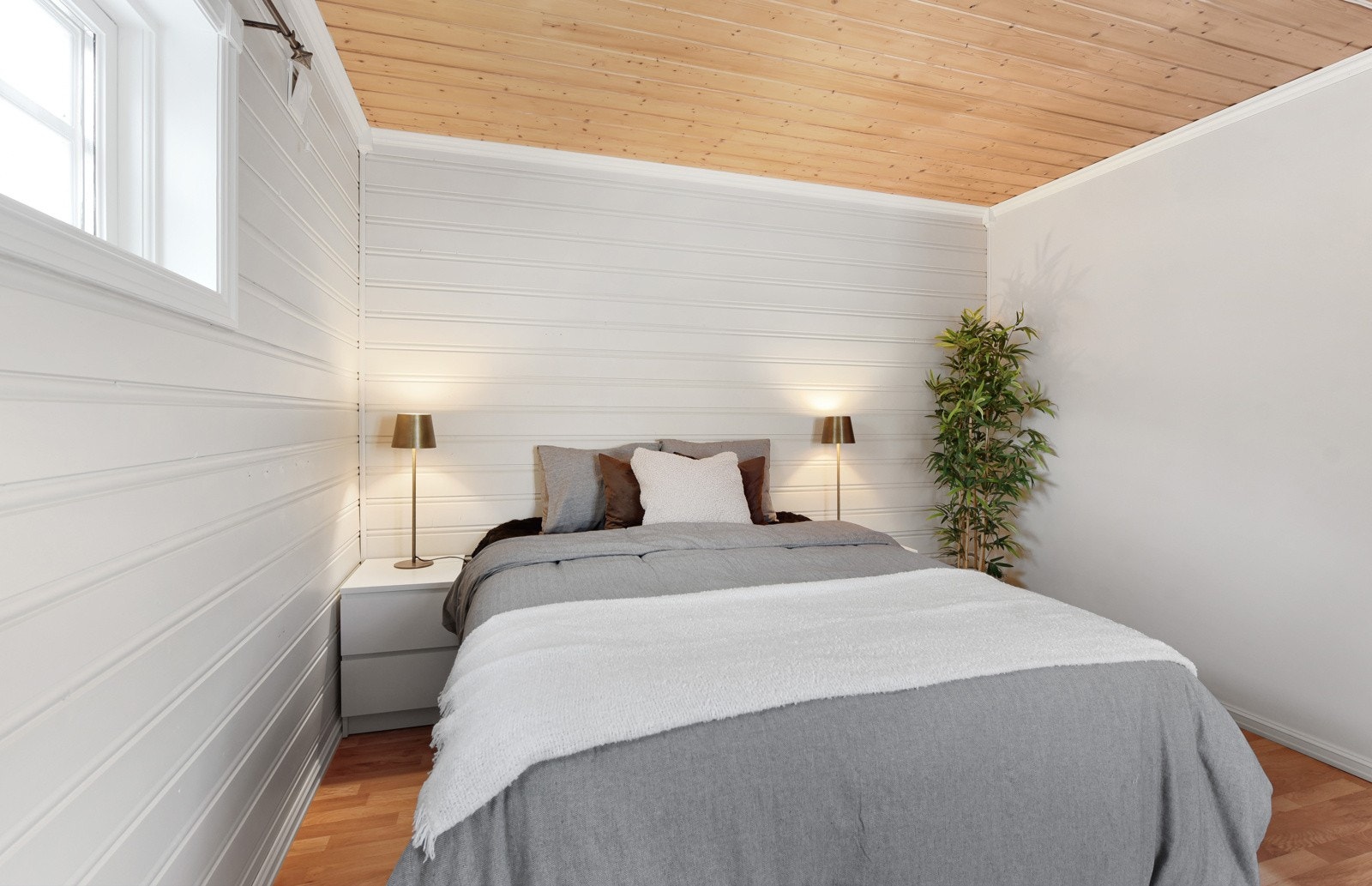 Lyst og fint soverom i underetasjen Galleribilde