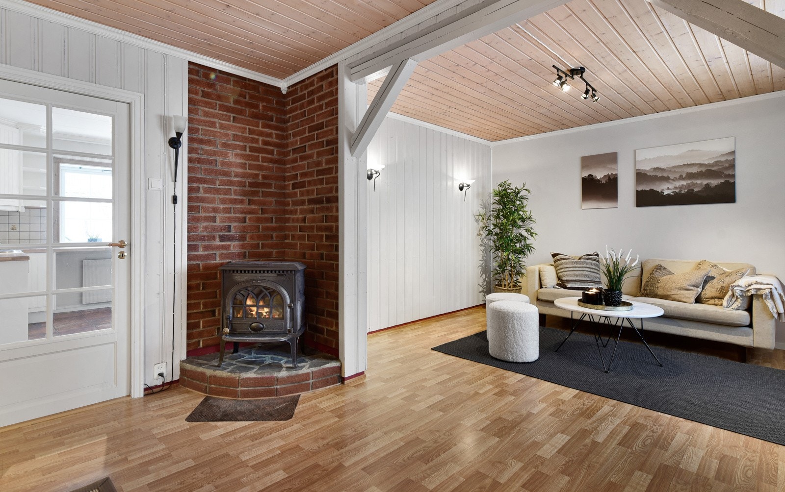 Spisestuen ligger i direkte tilknytning til stuen Galleribilde