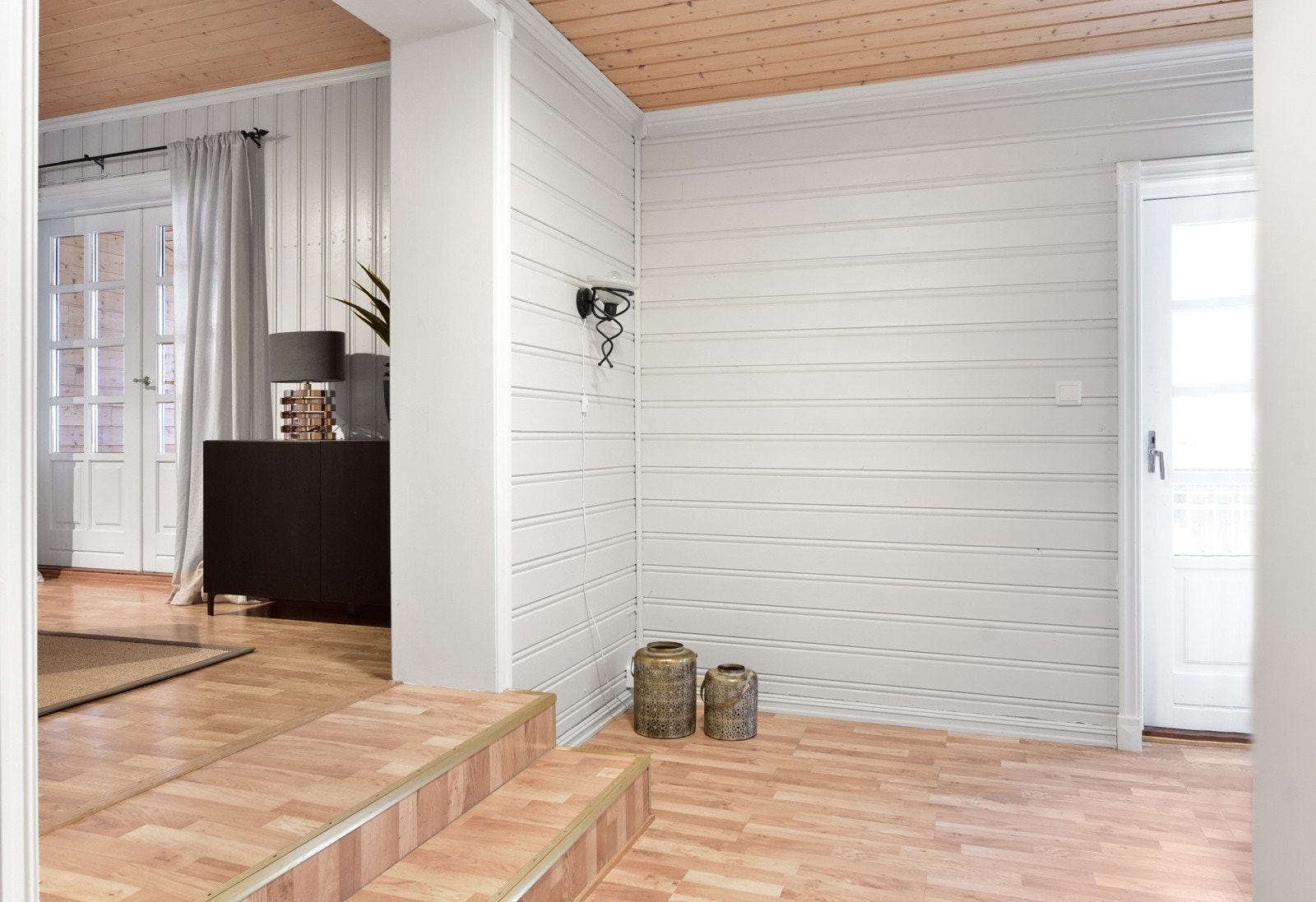Entré med to trinn opp til stuen Galleribilde
