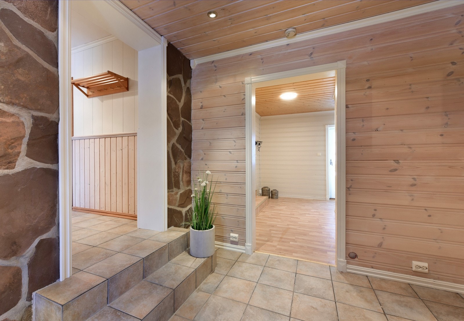 Velkommen inn! Romslig entré Galleribilde