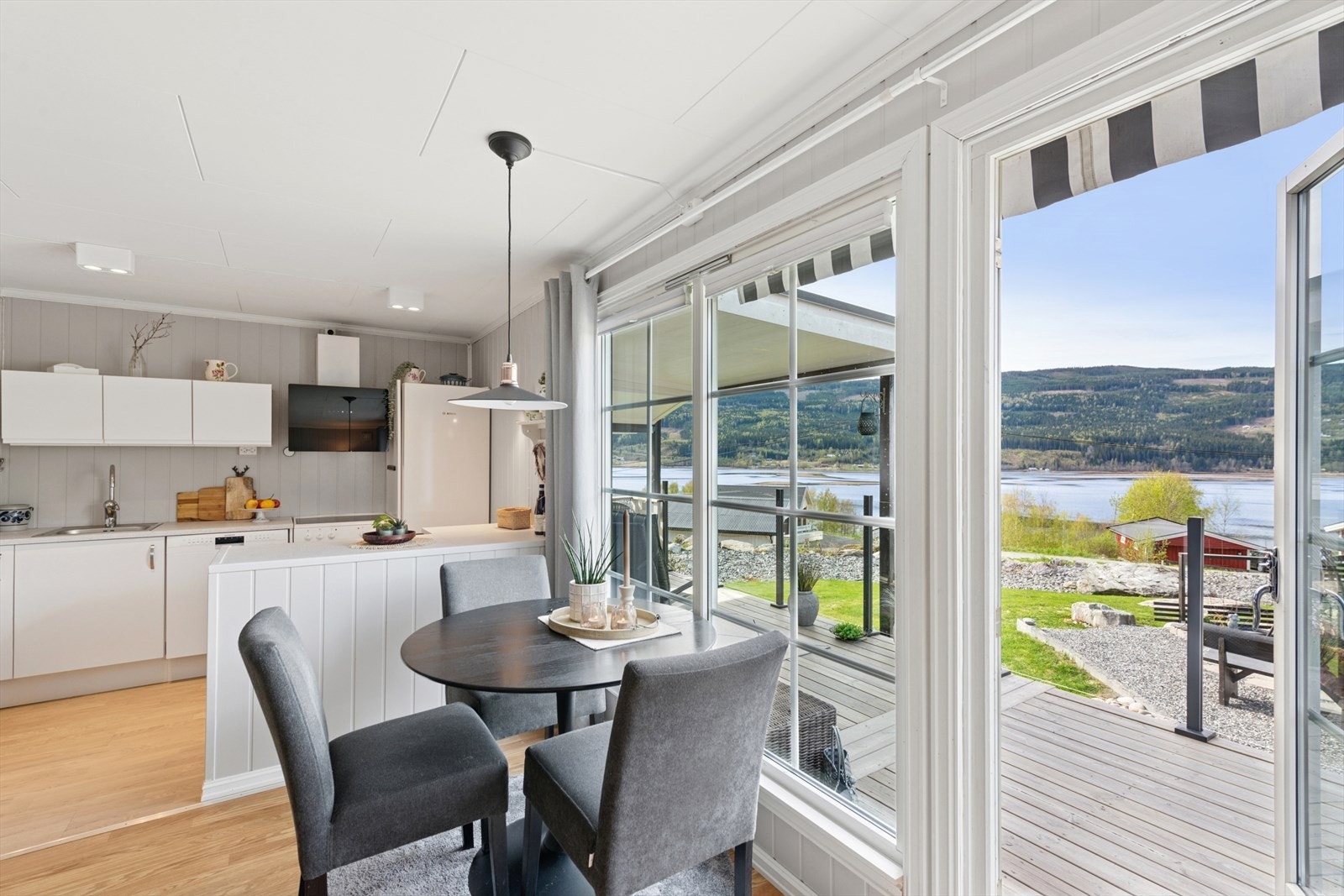 Utgang til terrasse fra stue/kjøkkenområdet. Galleribilde