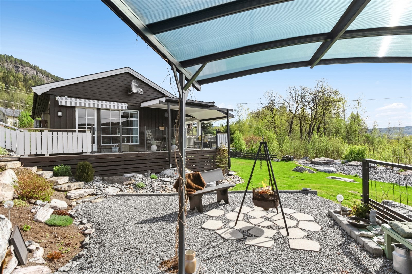 Eiendommens uteområde. Carporten er på 13m². Galleribilde