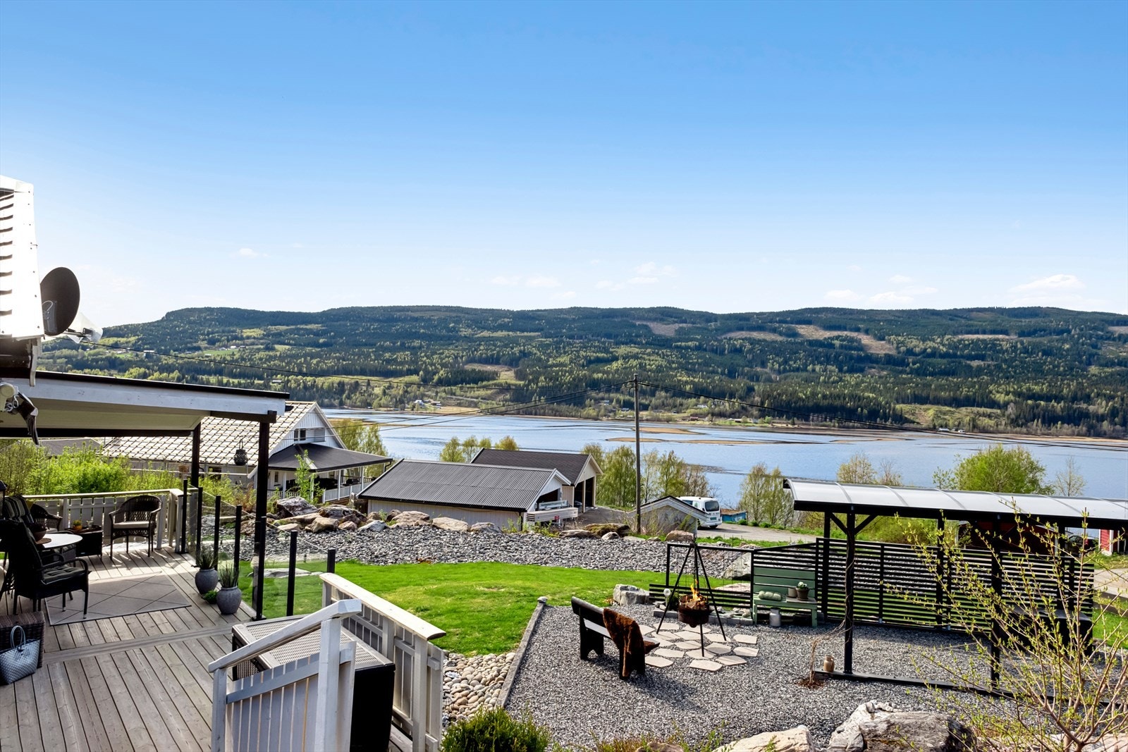 Fra eiendommen er det fin utsikt mot fjorden og omkringliggende åser. Galleribilde