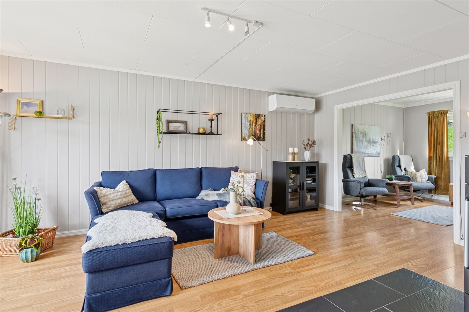 Stuen har god plass til en hyggelig sofagruppe og ønsket medie-/oppbevaringsmøblement. Galleribilde