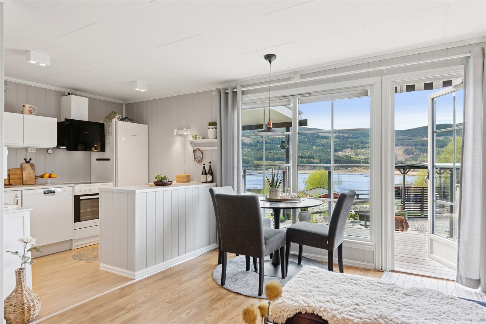 Det er videre plass til et spisebord hvor en bedre middag kan nytes sammen med det inviterte selskapet. Galleribilde