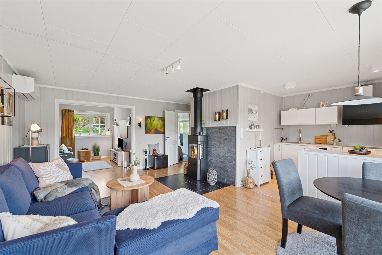 De store vindusflatene slipper inn godt med lys å skaper en luftig og fin atmosfære i rommet. Galleribilde