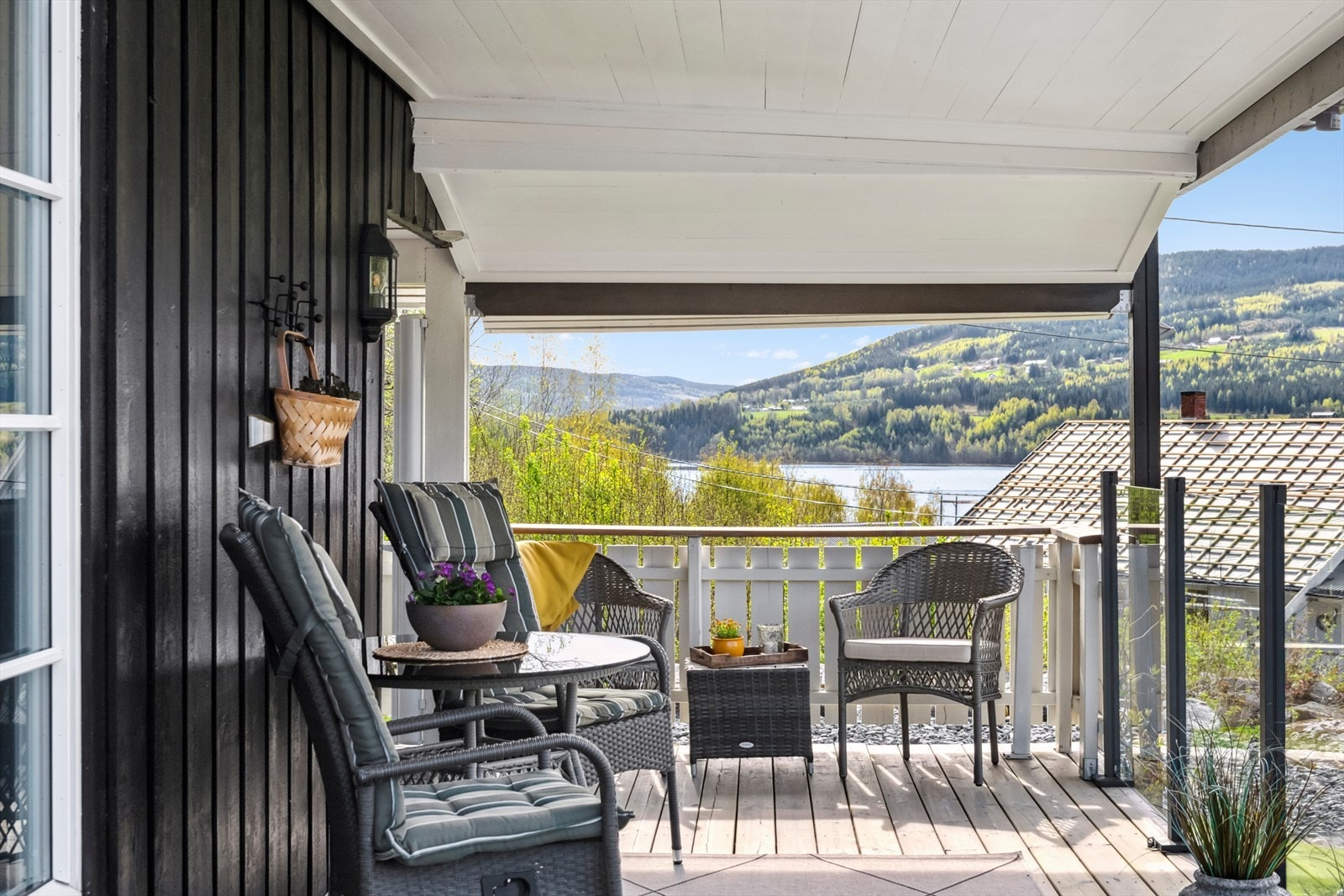 Fra stuen er det utgang til en terrasse på 29m². Galleribilde