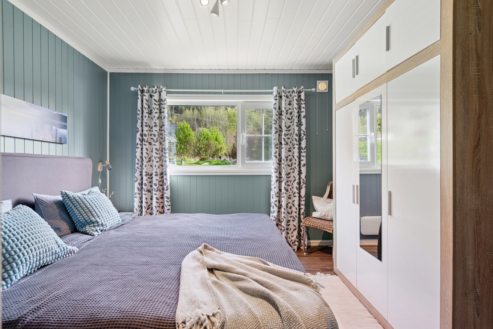 Videre byr boligen på et soverom av god størrelse med plass til en dobbeltseng, tilhørende nattbord og annet ønskelig møblement. Galleribilde