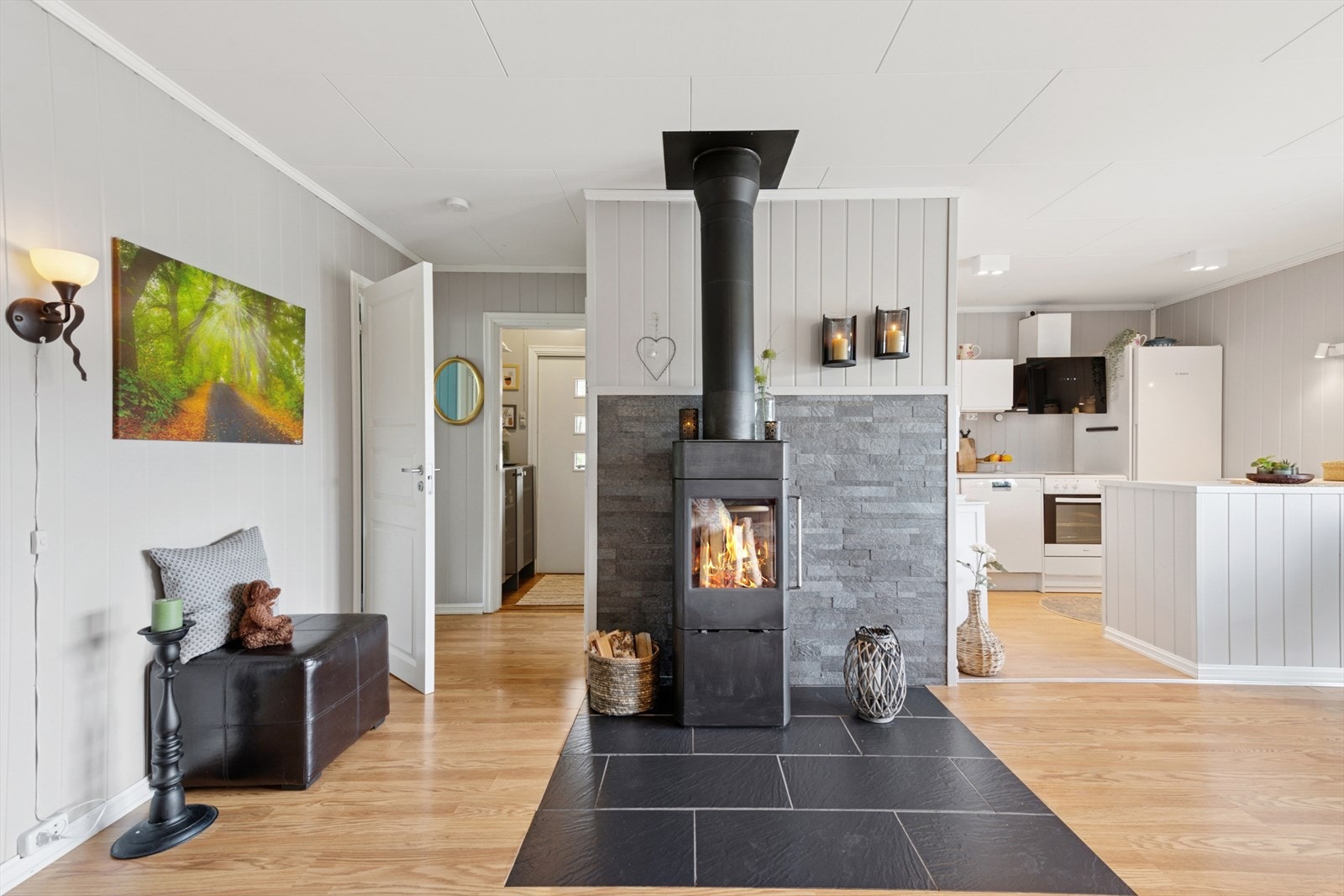 Stuen har peisovn, perfekt for kalde vinterdager! Galleribilde