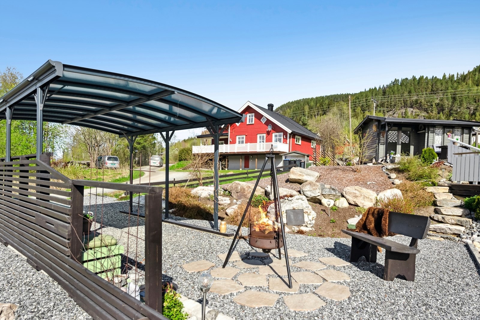 Eiendommen har flott uteområdet med carport og etablerte sittegrupper. Galleribilde