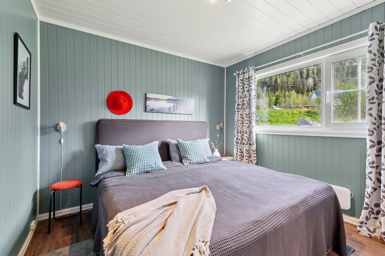 De store vindusflatene gir rommet en lys og luftig atmosfære. Galleribilde