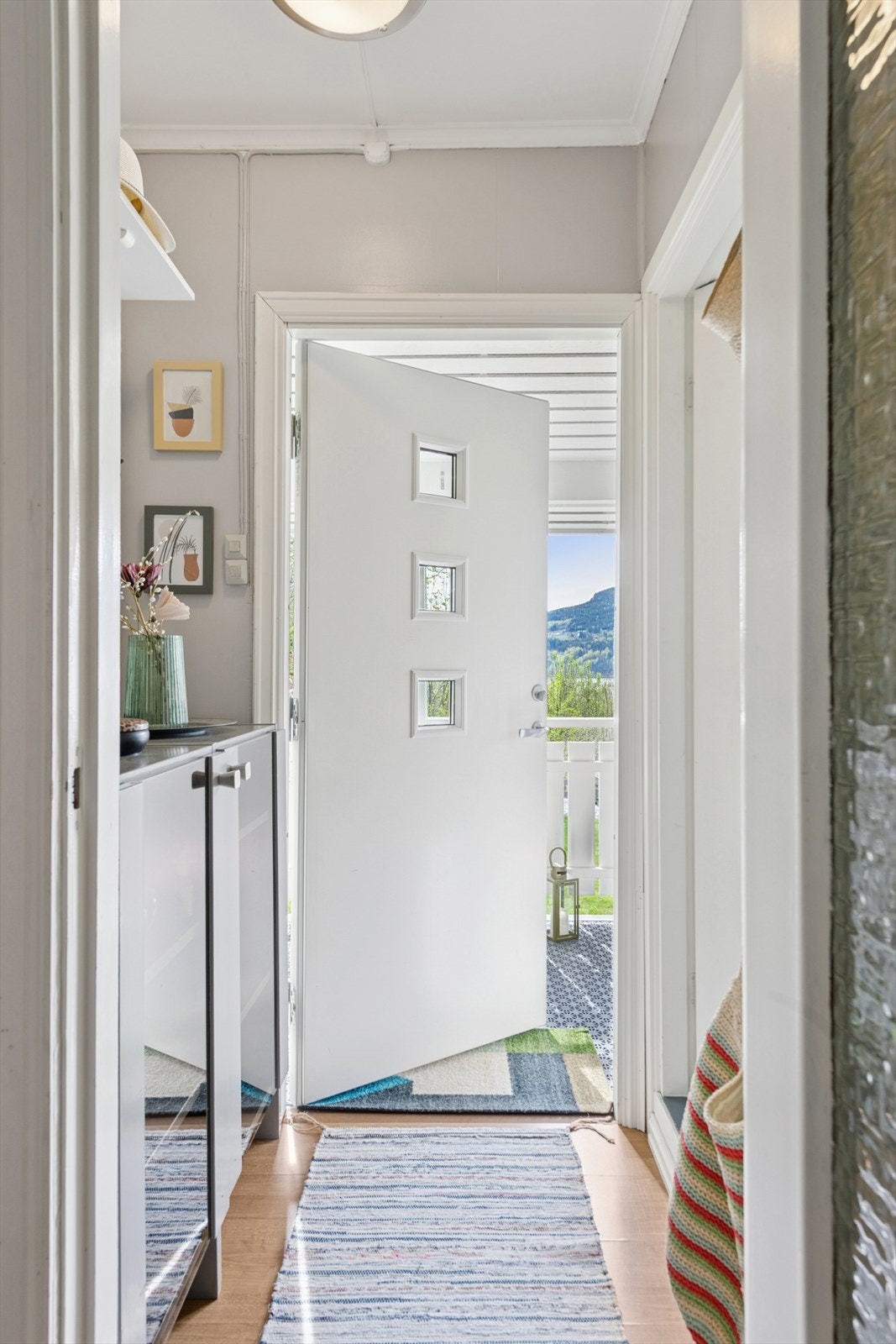 Når du kommer inn døren blir du møtt av en innbydende entré. Her er det godt med plass til å sette fra seg skoene og henge fra seg yttertøyet. Galleribilde