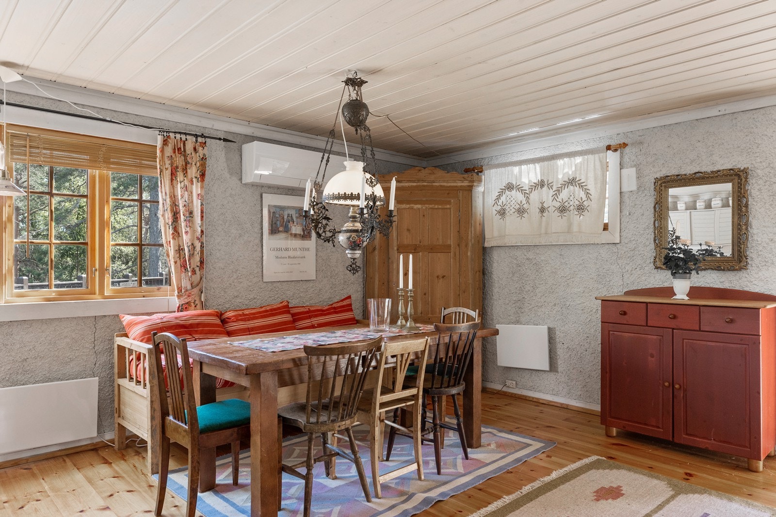 Kjøkken med plass tiæl spisemøblement. Galleribilde