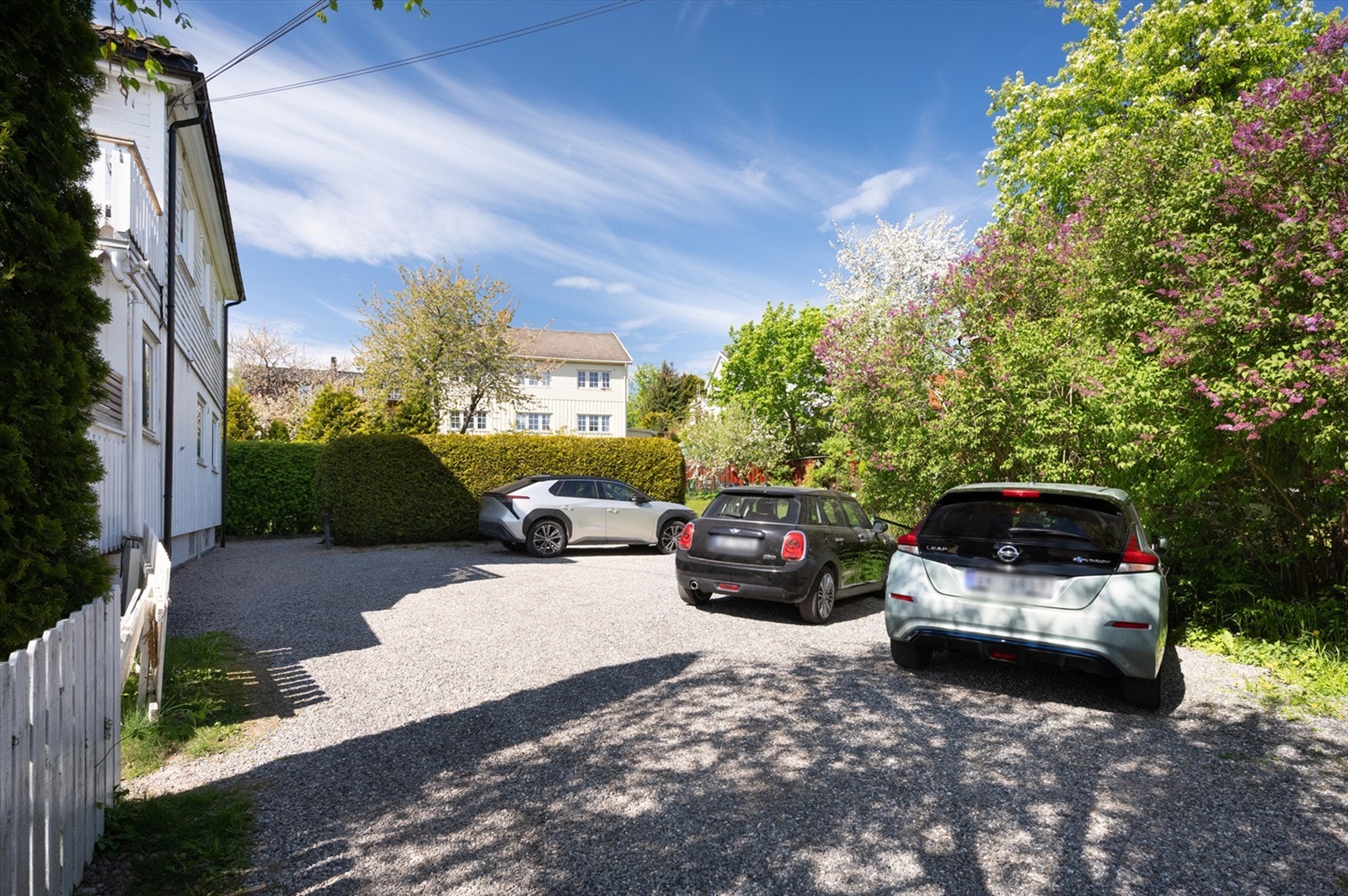 Det følger med én parkeringsplass på egen tomt til denne leiligheten. Plassen har elbillader. Galleribilde