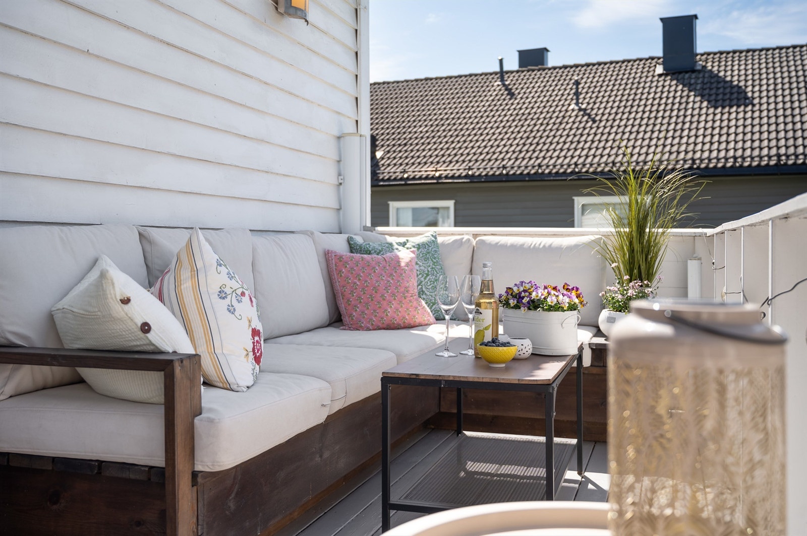 Innbydende og sjarmerende 3-roms leilighet i firemannsbolig, idyllisk beliggende i et rolig og barnevennlig område på Risløkka. Galleribilde