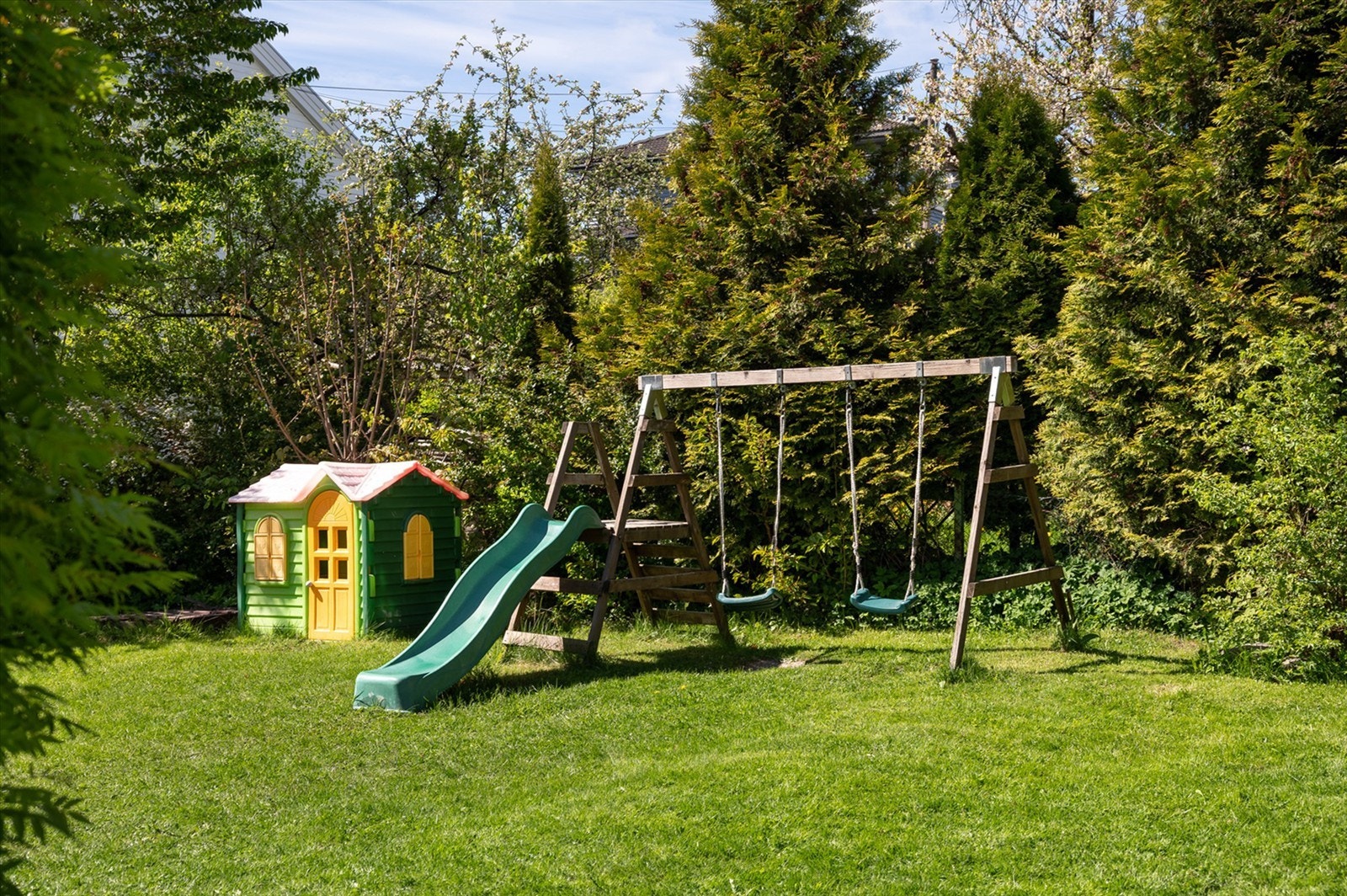 Stor og barnevennlig hage, som deles med tre andre naboer. Galleribilde