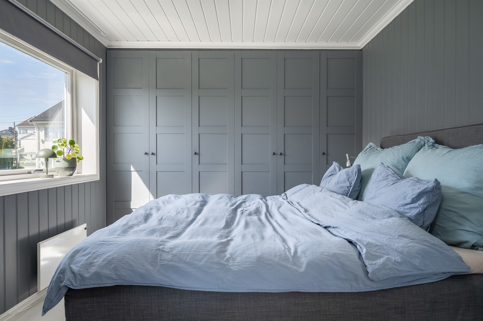 Hovedsoverom med plass til dobbeltseng og garderobeskap. Galleribilde