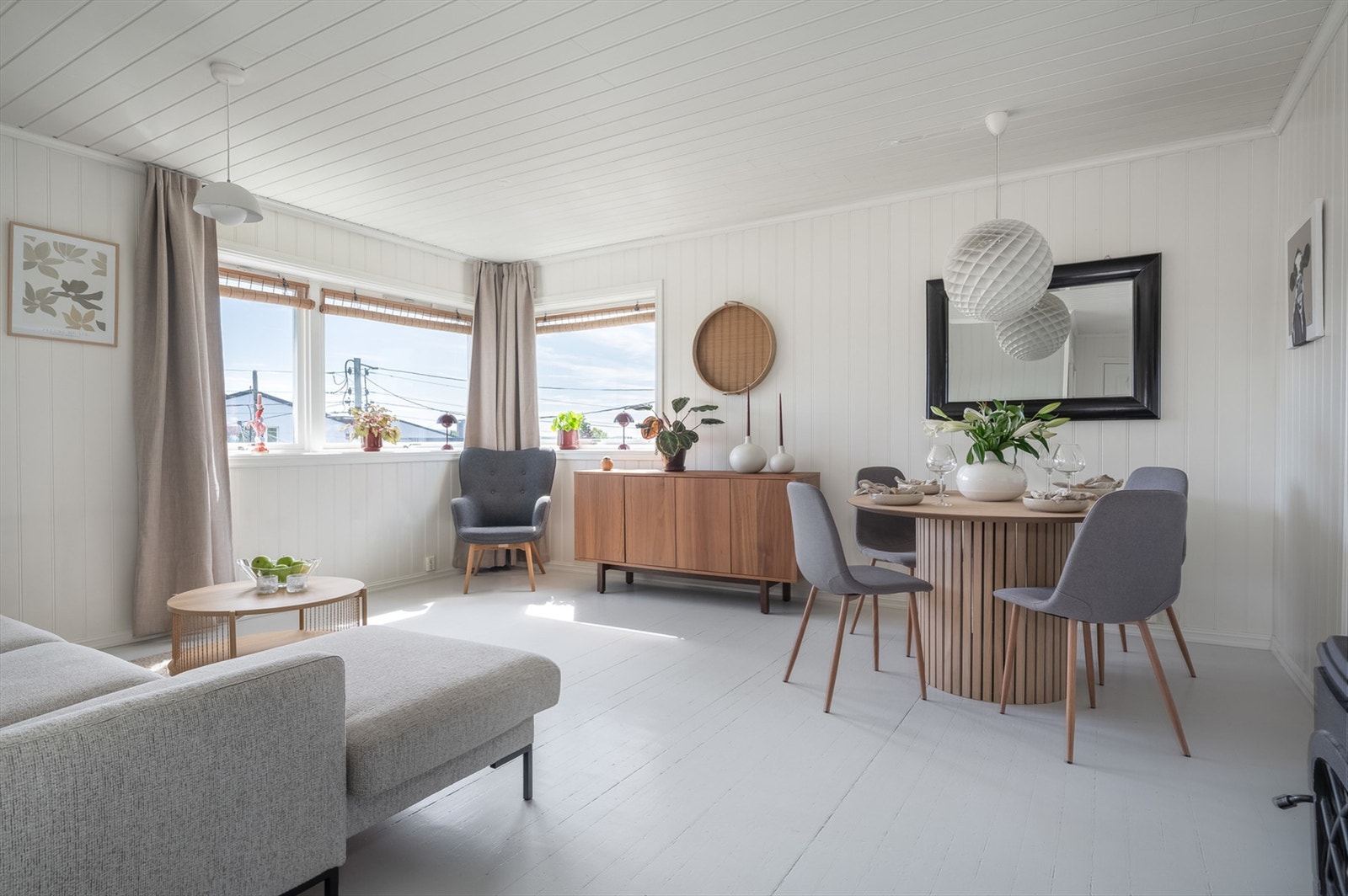 Lys og luftig stue med vinduer fra flere retninger. Galleribilde