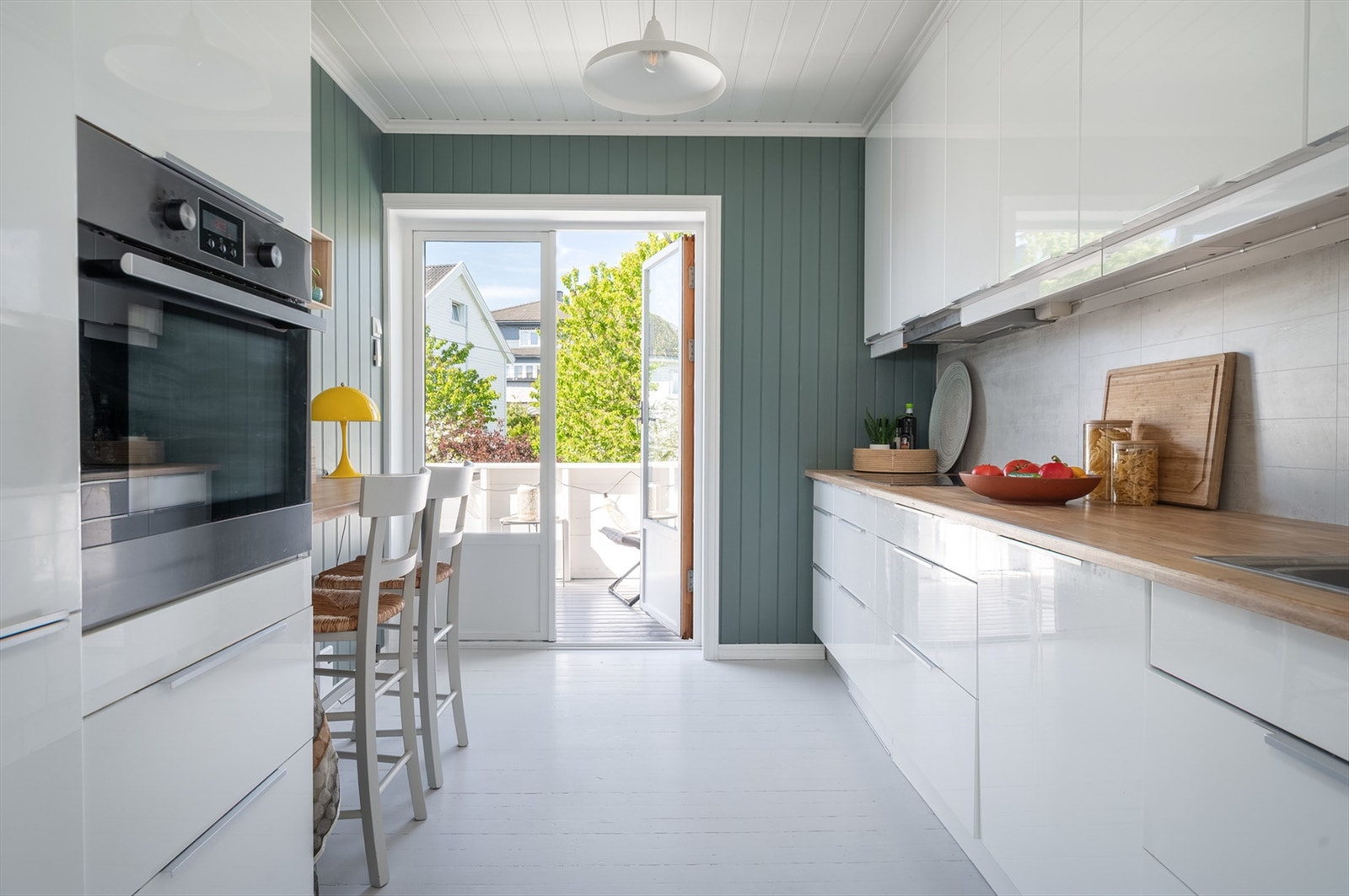 Separat og romslig kjøkken med lys innredning, benkeplate i tre, integrerte hvitevarer og god skapplass. Galleribilde