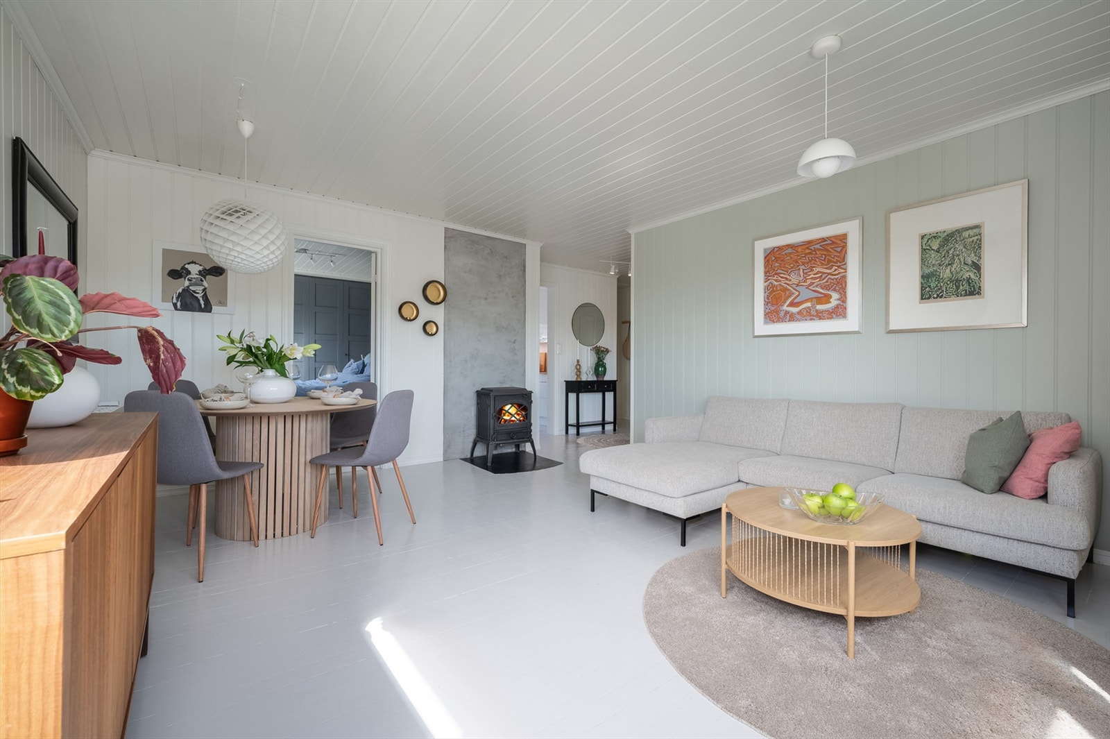 Vedovn gir både varme og stemning. God plass til både sofagruppe og spisebord. Galleribilde