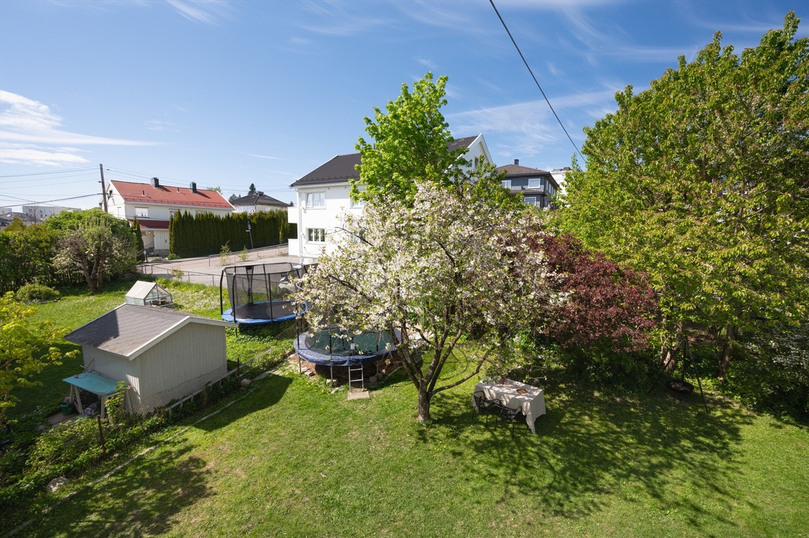 Sameiet har en luftig plassering på en stor, skjermet tomt med pent opparbeidet felleshage. Galleribilde