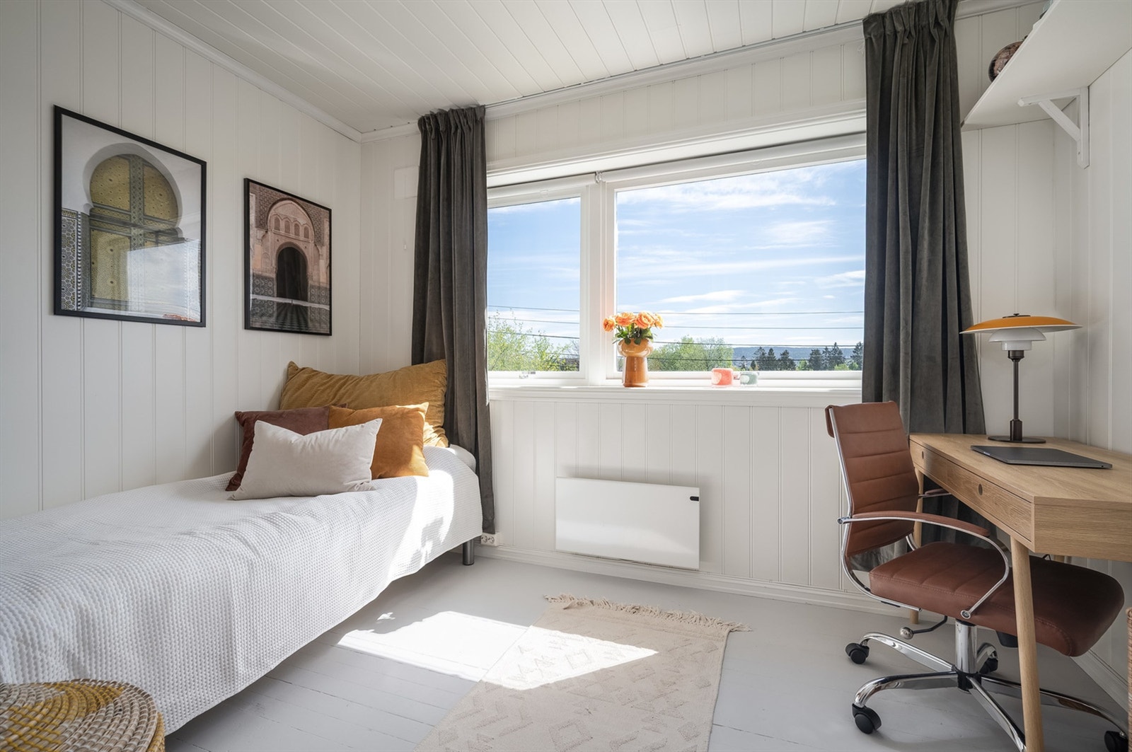 Soverom 2 egner seg godt som barnerom, gjesterom eller kontor - også her følger garderobeskap med. Galleribilde