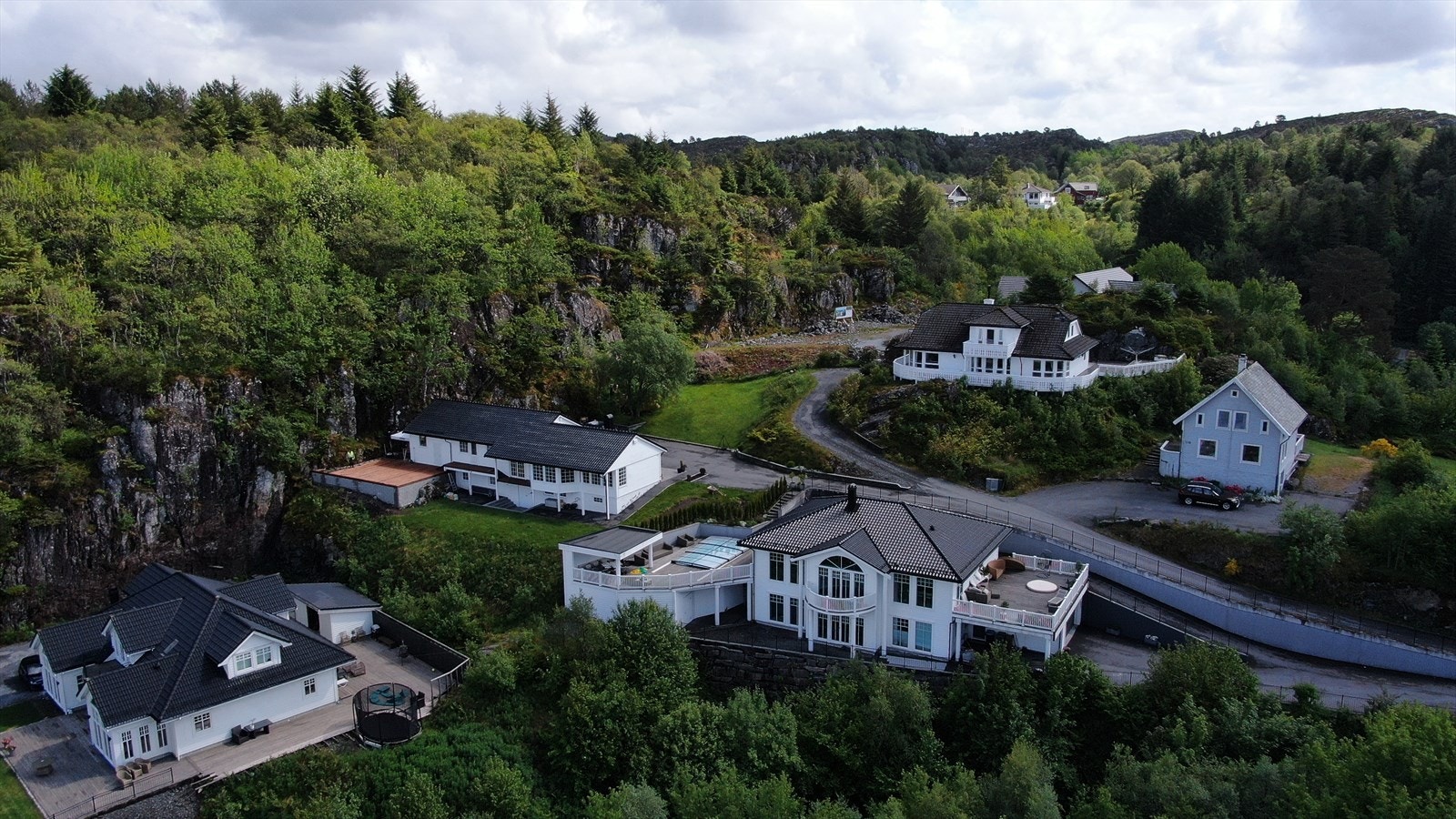 Tomten selges med ferdig rammetillatelse og godkjente tegninger for to eneboliger i kjede. Galleribilde