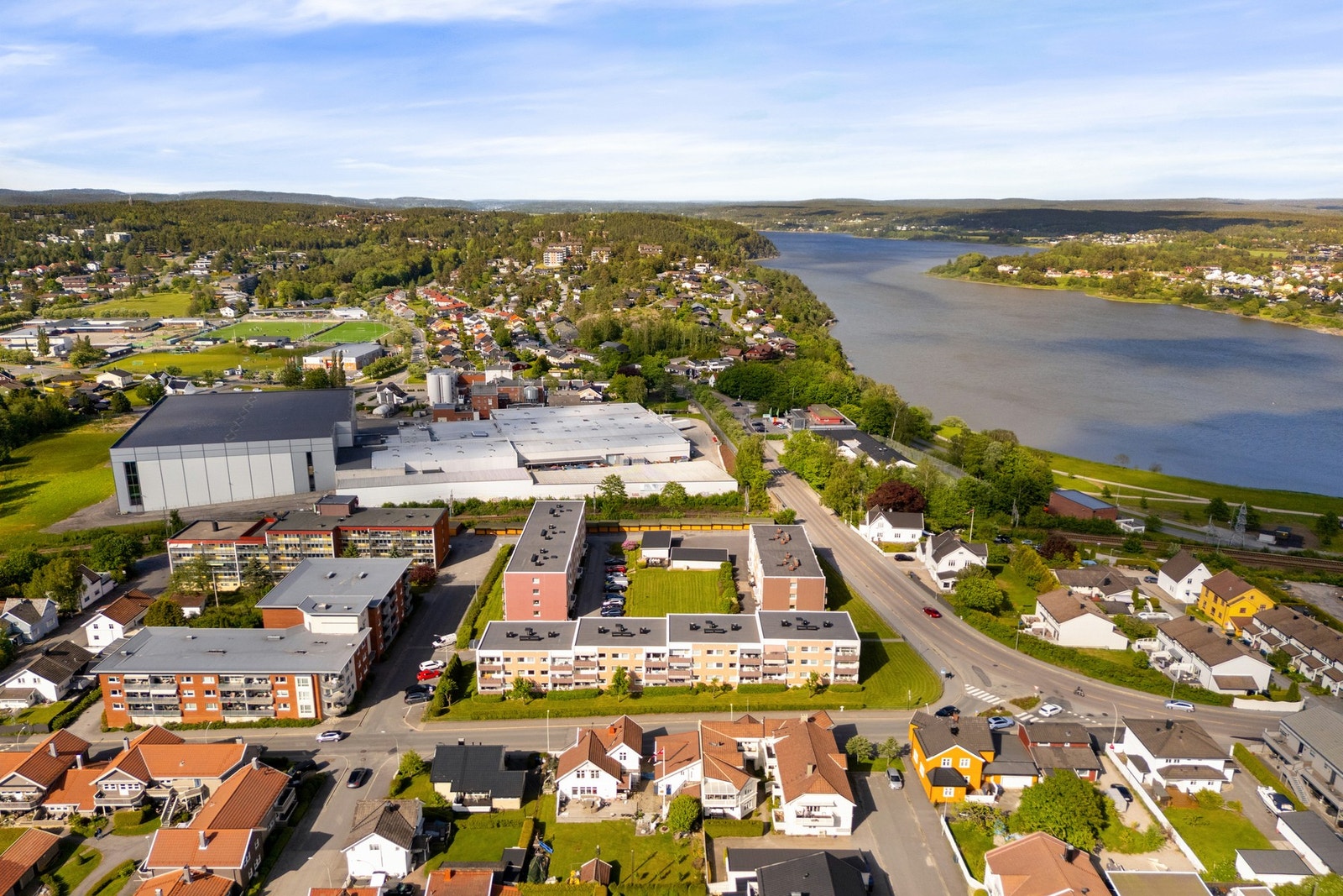 Umiddelbar nærhet til alle byens forretninger og fasiliteter, samt friområder ved Glegshølen. Galleribilde