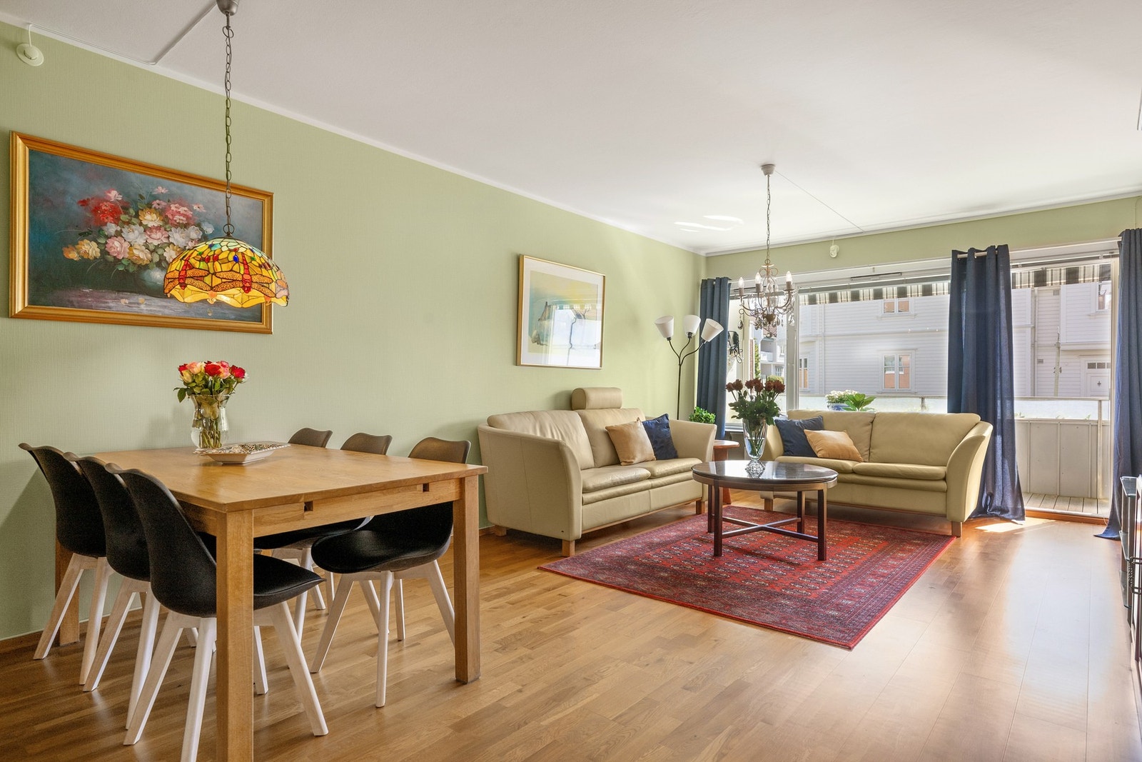 Utgang til balkongen fra stuen. Galleribilde