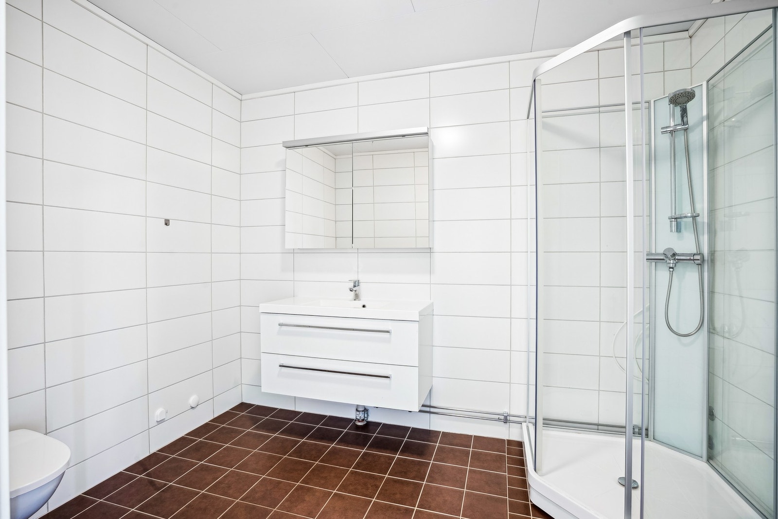Delikat bad med flis på vegger og gulv Galleribilde