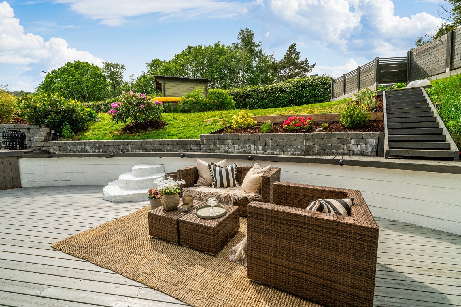 Uteområdet er flott opparbeidet med gode løsninger og riktig belysning Galleribilde