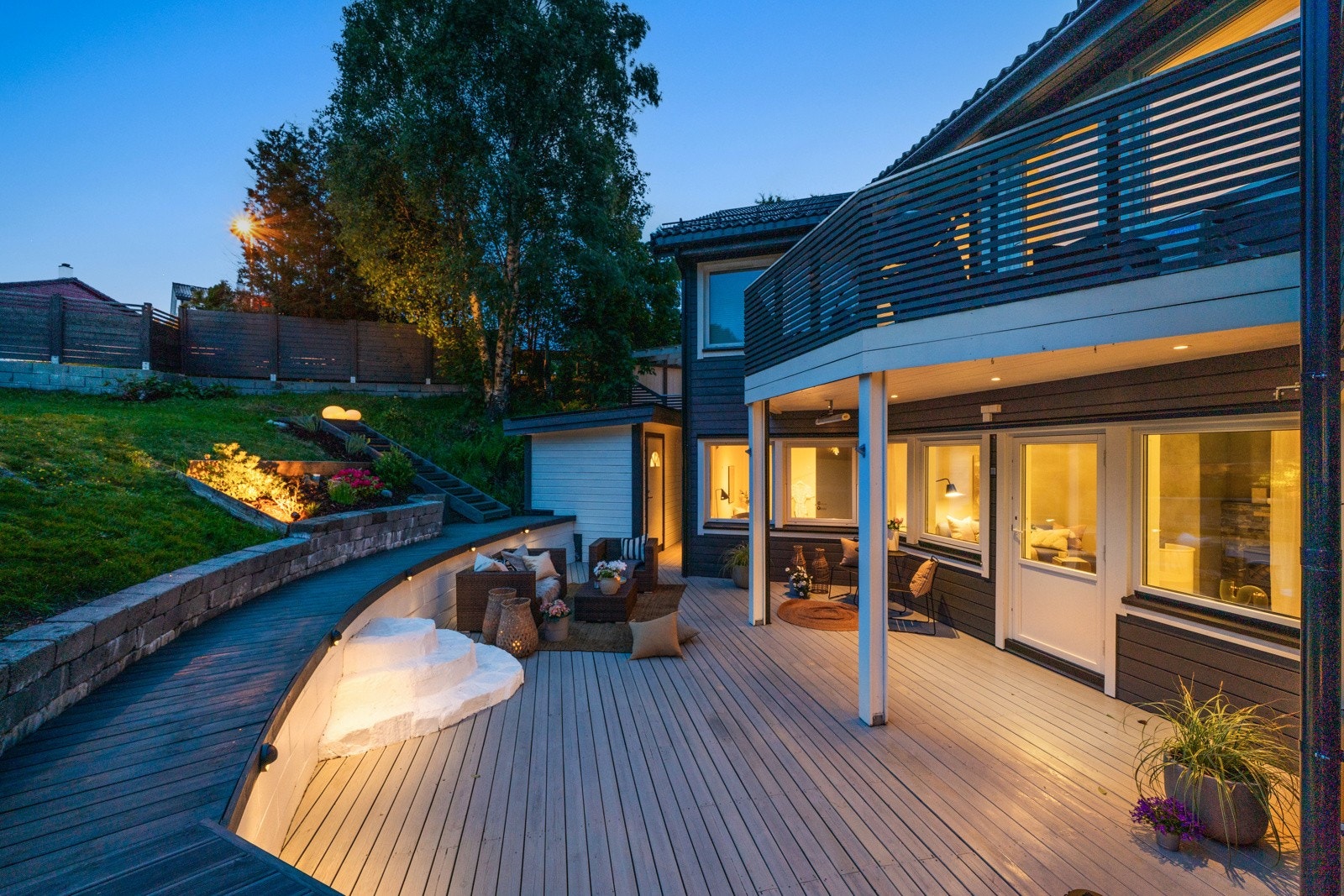 Leiligheten byr på en stor vestvendt uteplass med svært gode solforhold Galleribilde