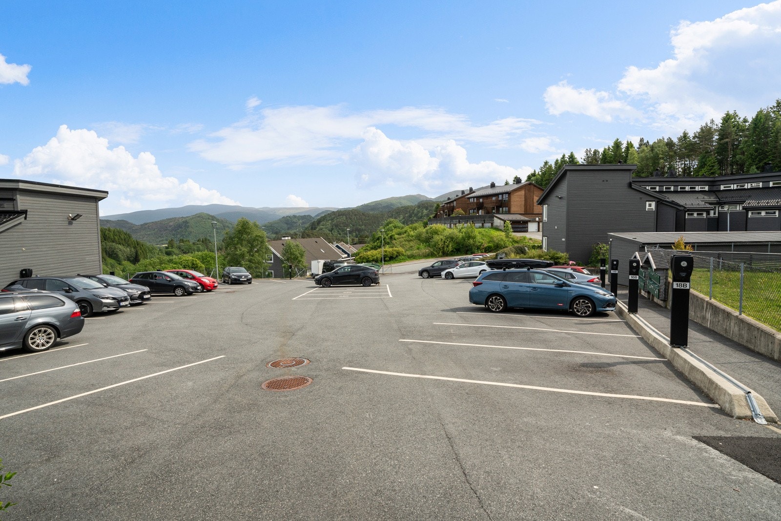 Fast parkeringsplass med mulighet for elbillader Galleribilde