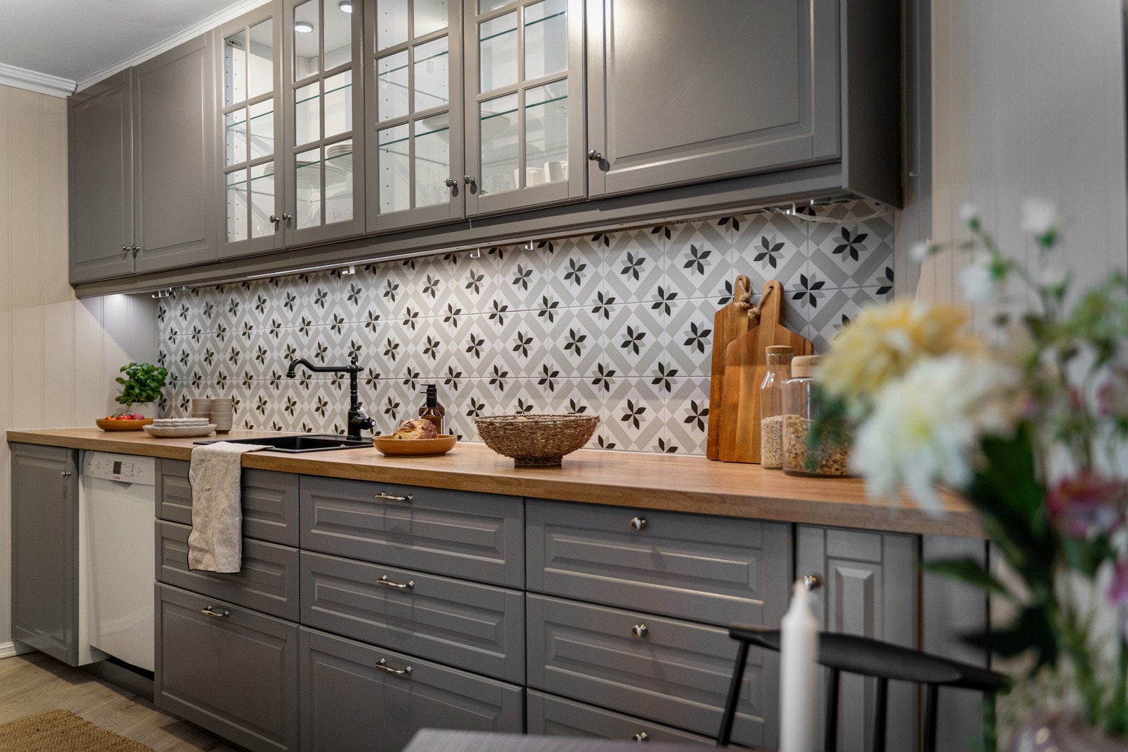 Her er det godt med skap og benkeplass Galleribilde