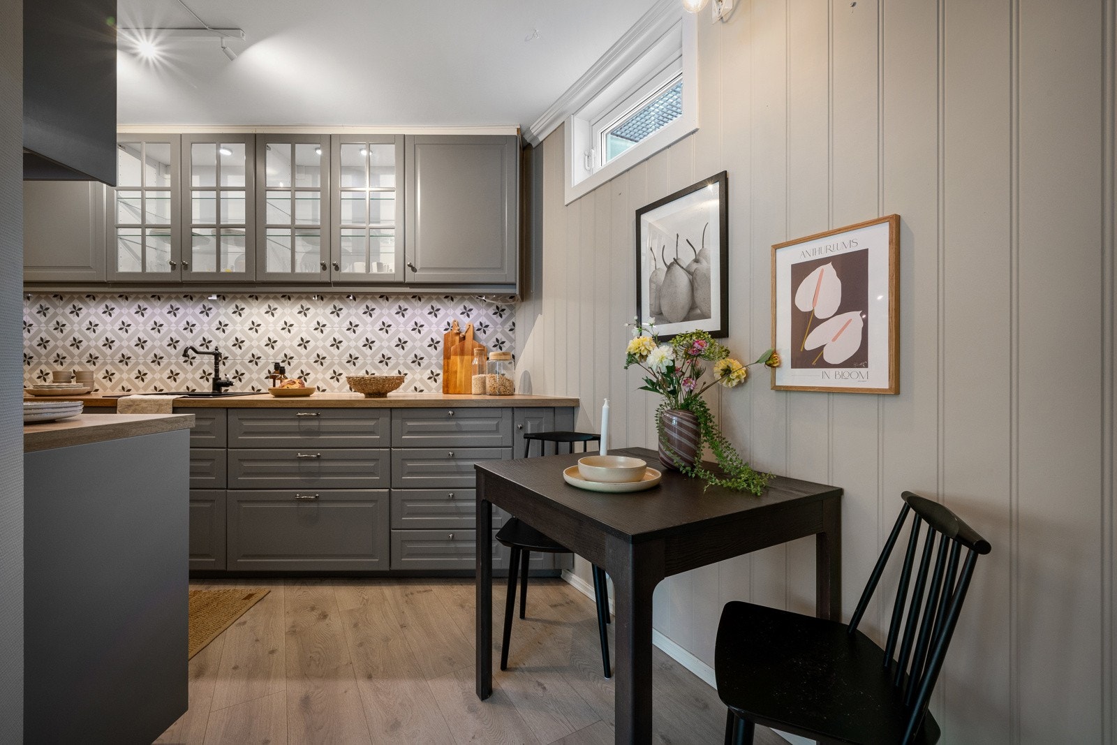 Pen kjøkkeninnredning med profilerte fronter og laminert benkeplate Galleribilde