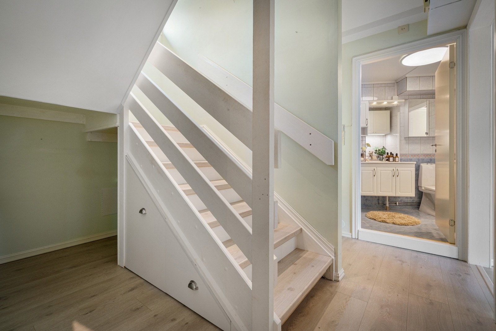 Plassen under trappen kan man benytte til oppbevaring eller en pult for hjemmekontor Galleribilde