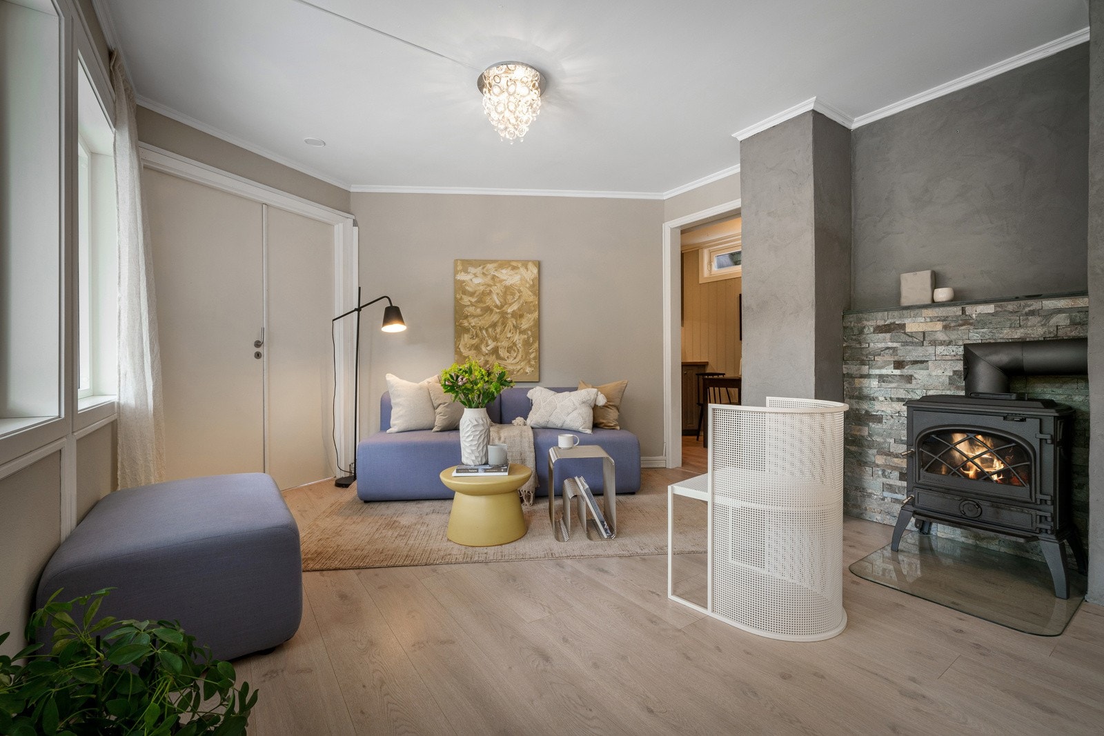 Stuen er lys og åpen med en god planløsning som gjør den enkel å innrede i ulike soner Galleribilde