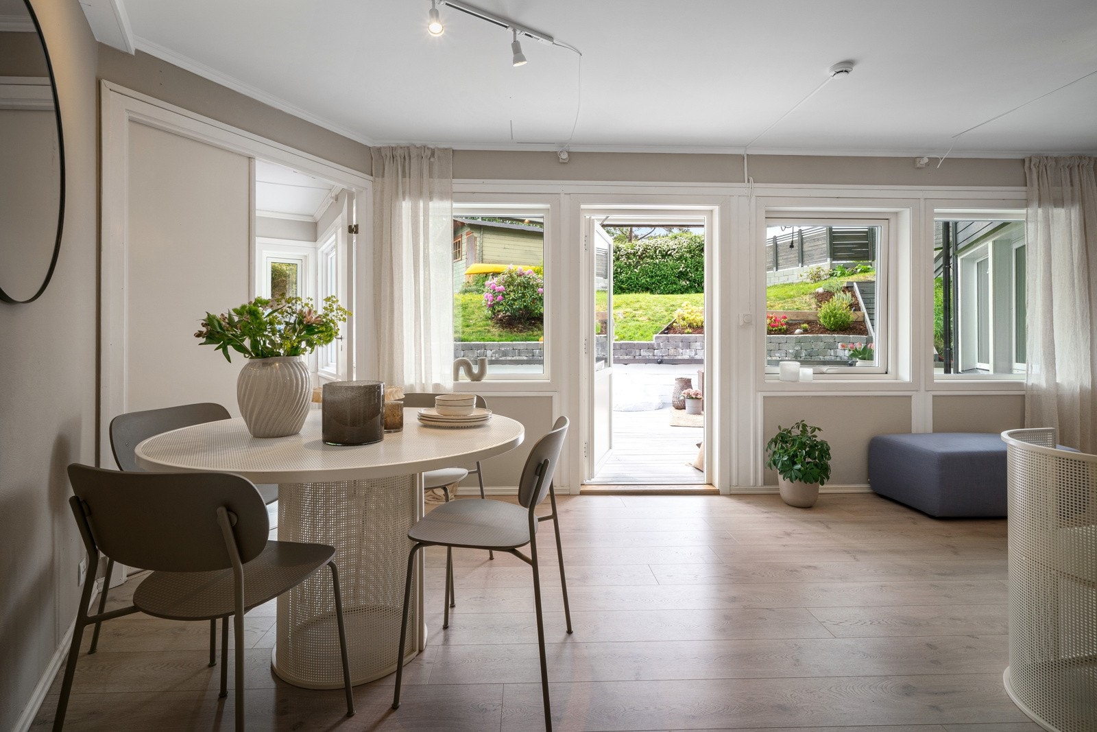 De store vindusflatene sørger for godt med naturlig lysinnslipp og skaper en luftig atmosfære i rommene Galleribilde