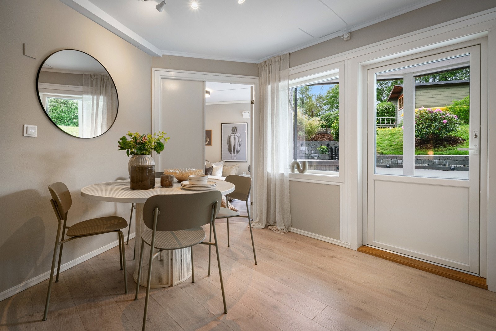 Det er plass til spisegruppe både på kjøkken og i stue Galleribilde