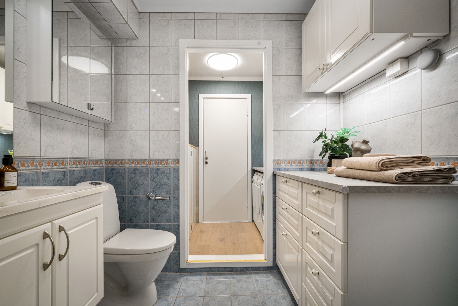 Helfliset bad på 4,8 m² med vamekabler i gulv Galleribilde