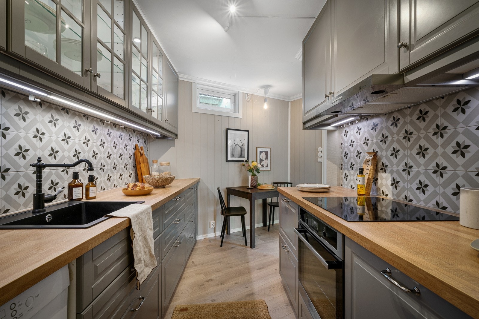 Kjøkkenet har følgende integrerte hvitevarer: Platetopp m/induksjon, stekeovn. Opplegg for kjøleskap og oppvaskmaskin Galleribilde