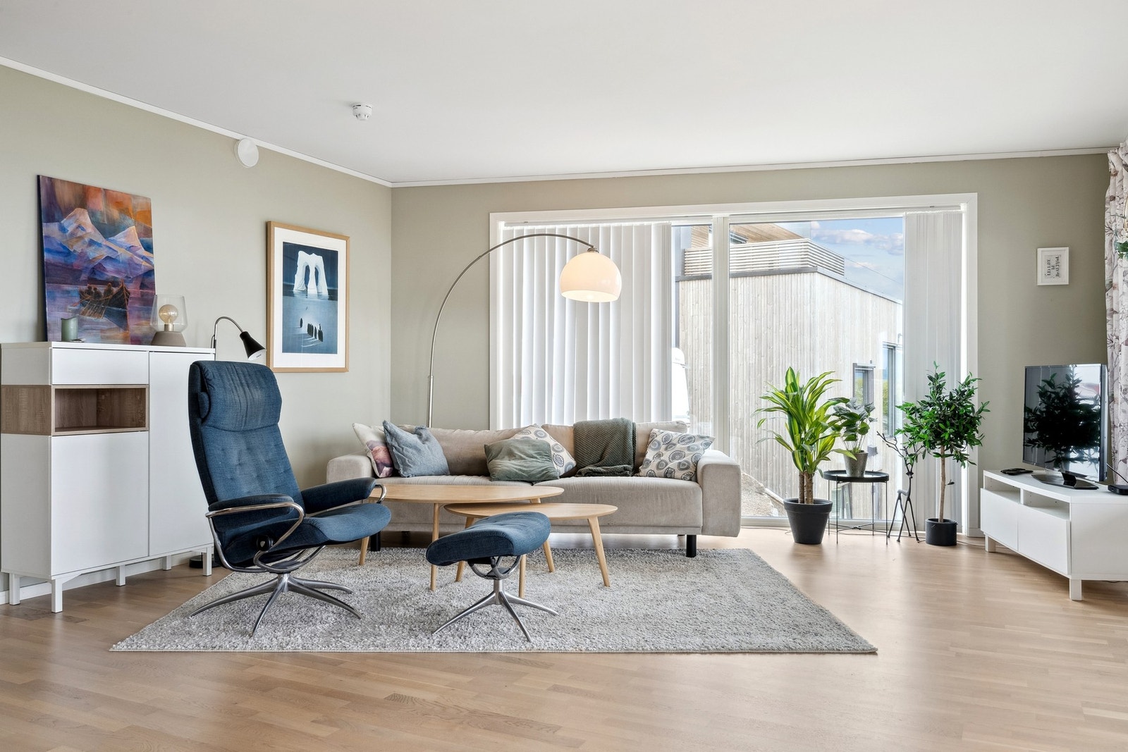 Stuen har store vinduer som gir vakker utsikt og godt med lys Galleribilde
