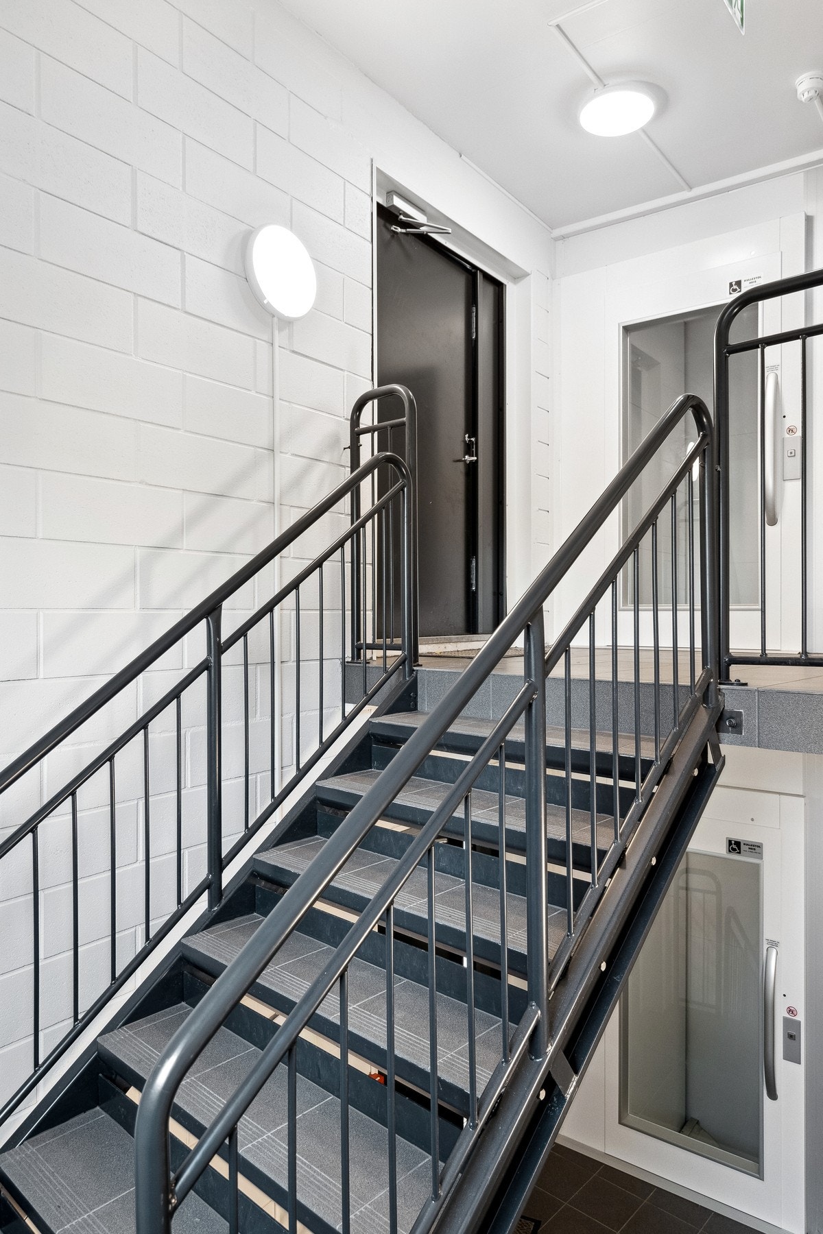 Felles trappegang med heis Galleribilde