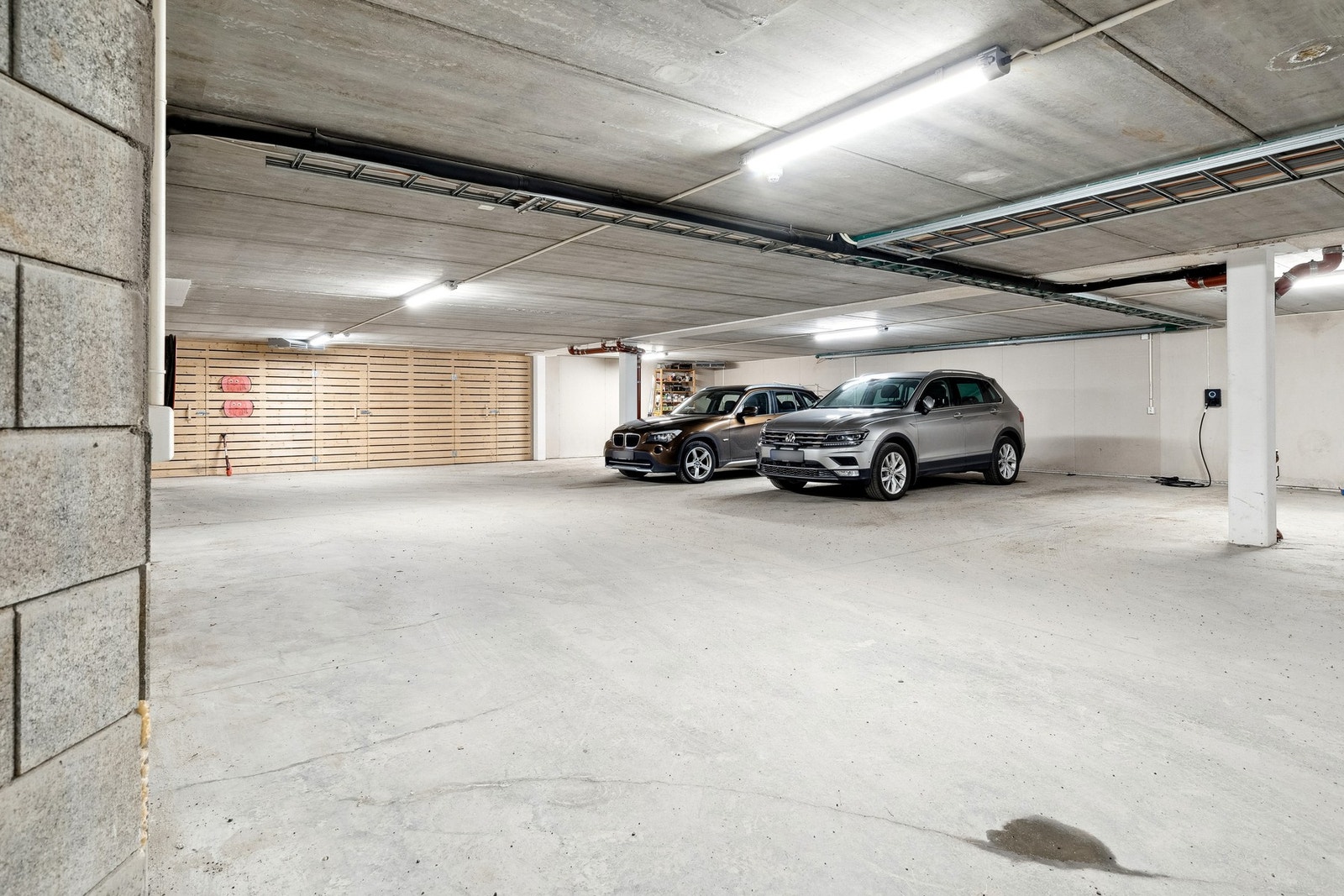 Leiligheten har garasjeplass innerst, og bod nærmest parkeringsplassen Galleribilde