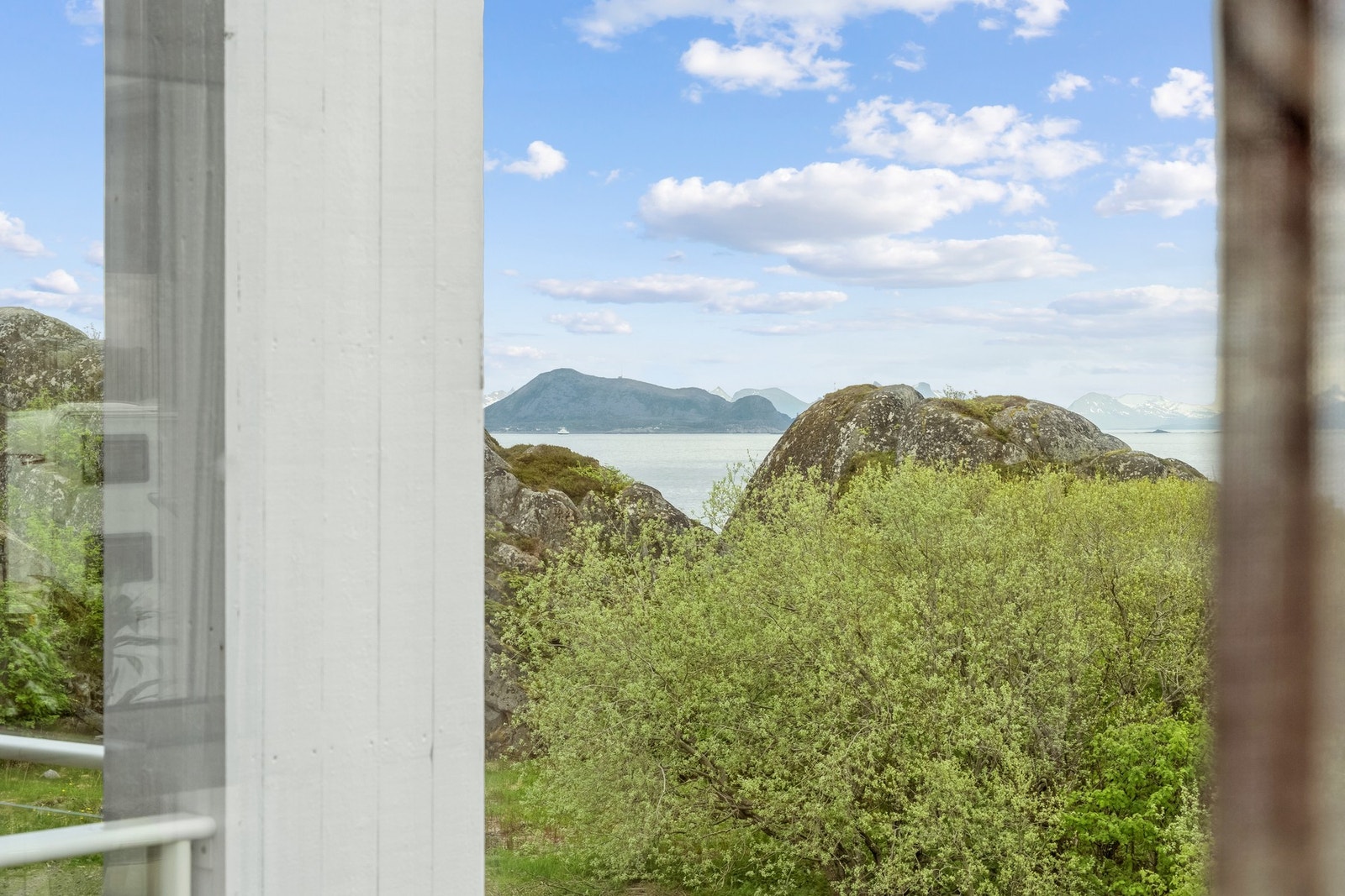 Fra spisestuen ser man Skrova Galleribilde