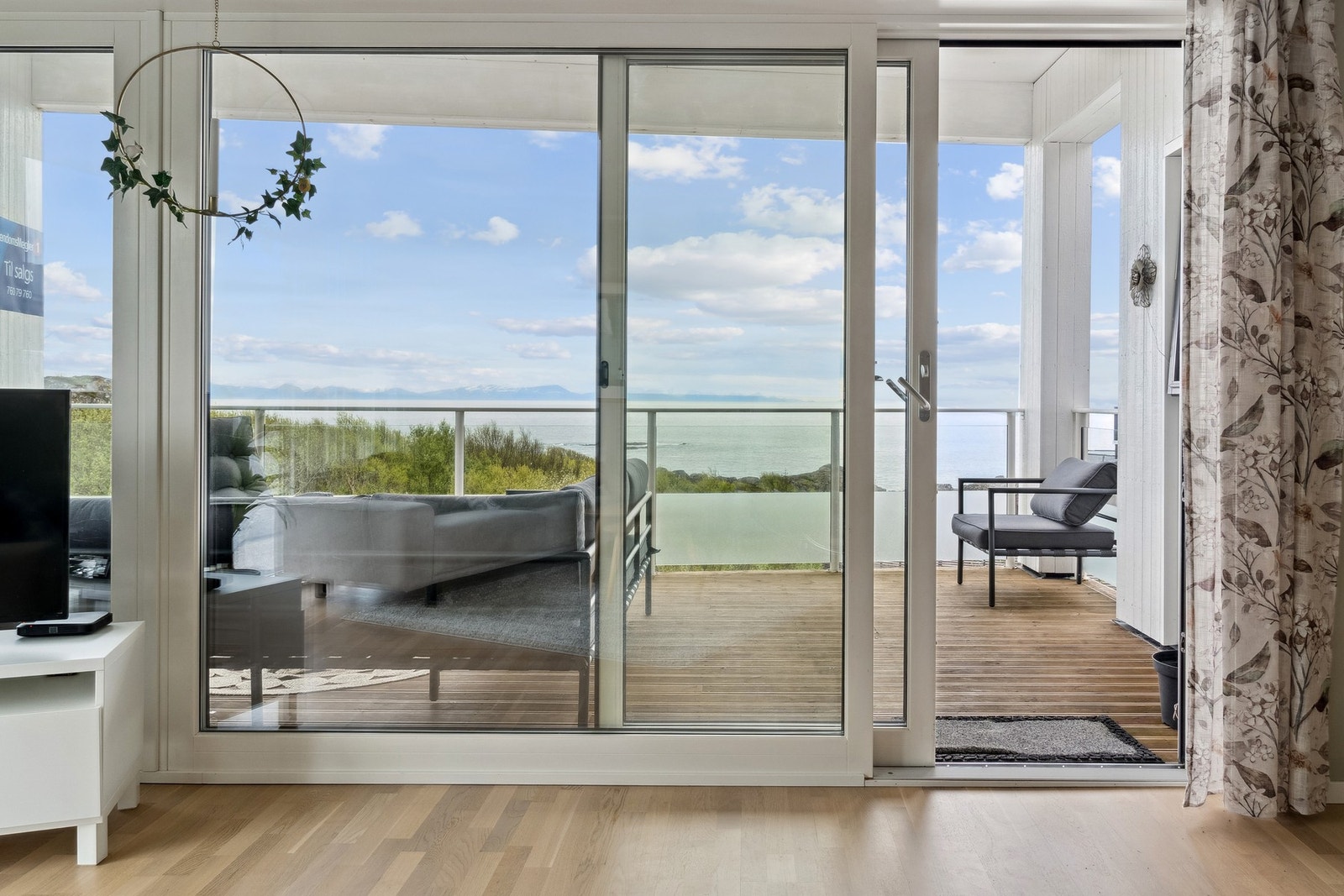 Fra stuen er det utgang til veranda Galleribilde