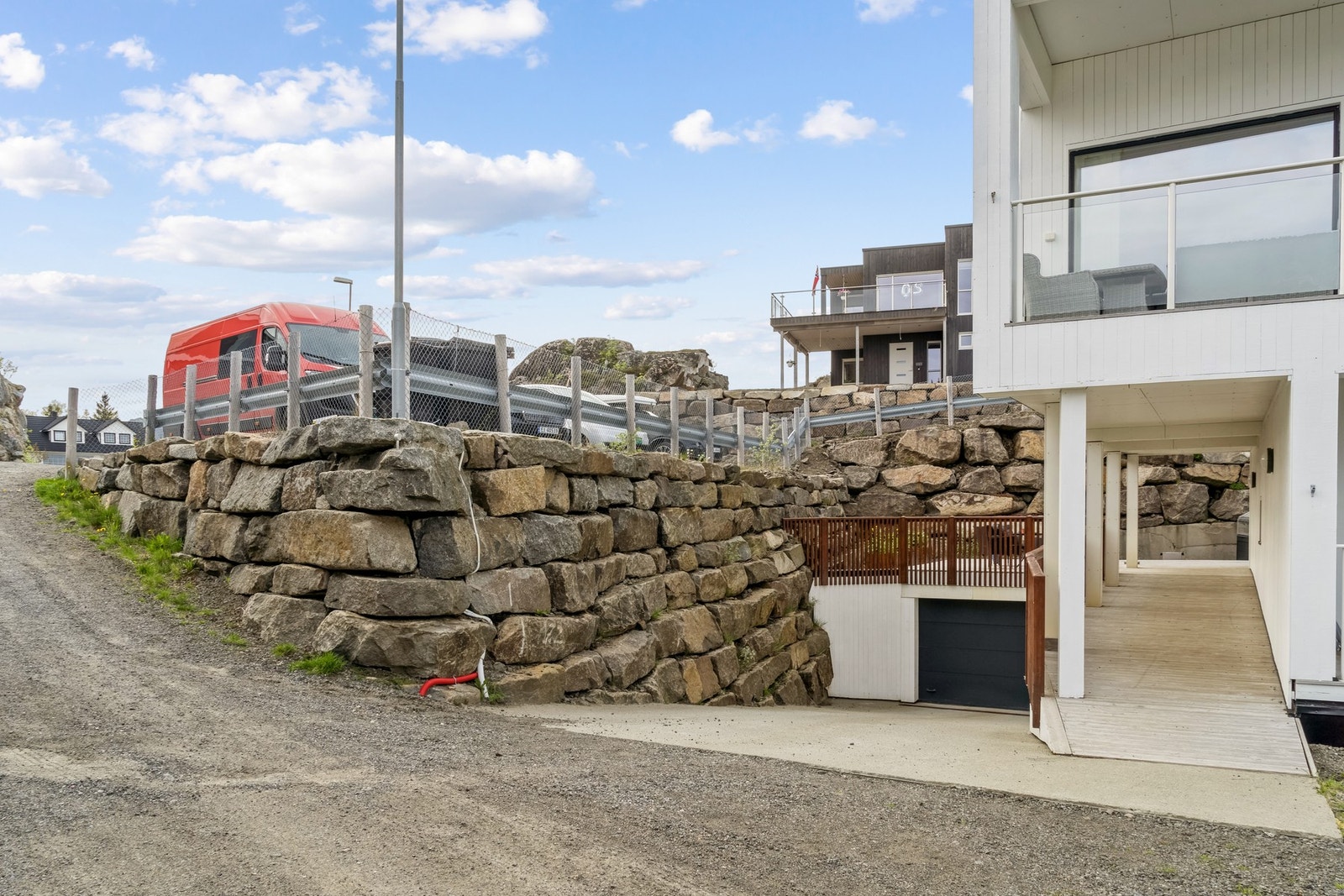 Innkjøring til garasje hvor det medfølger parkeringsplass og bod Galleribilde