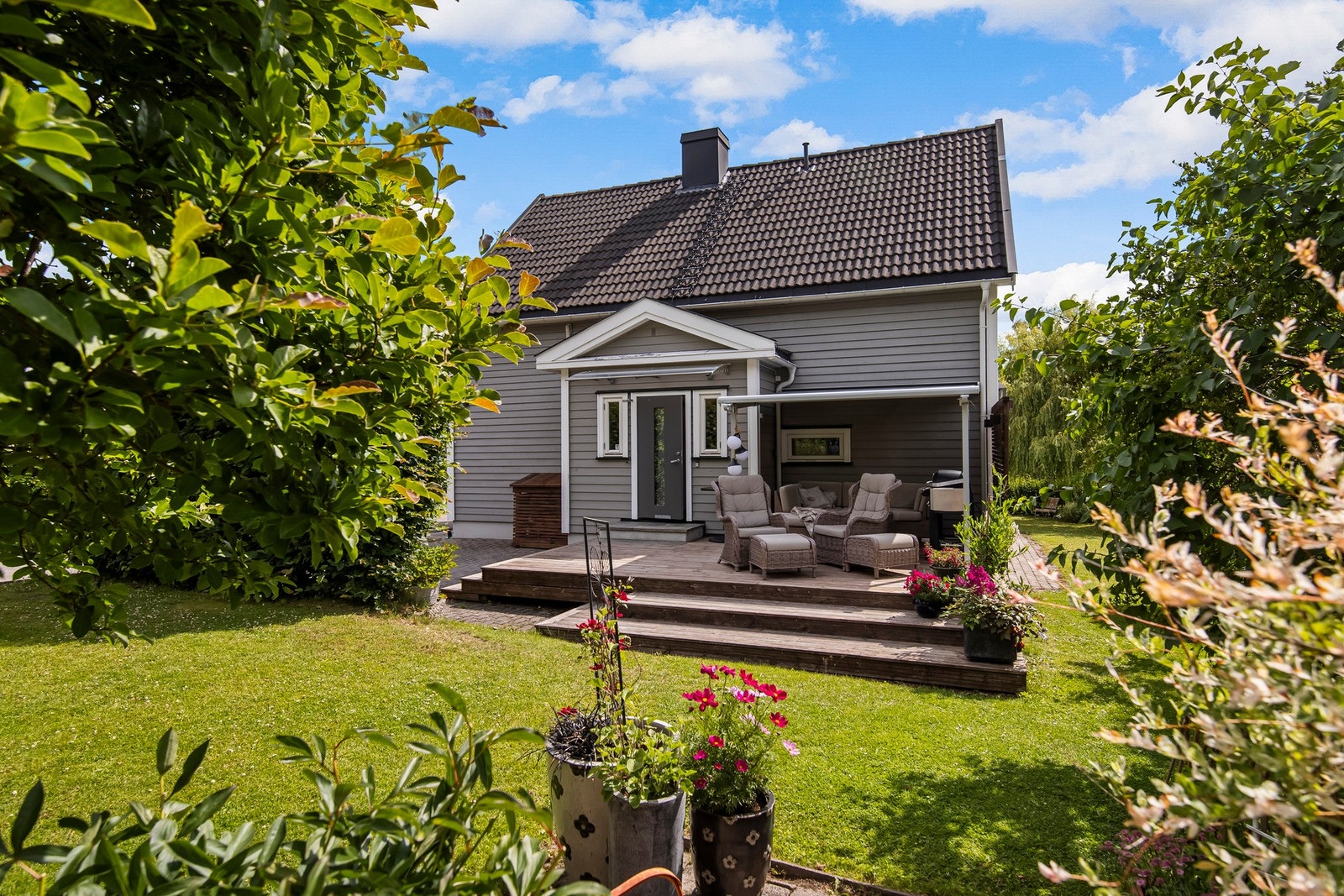Ved inngangspartiet er det en flott, vestvendt velkomstterrasse fra 2015 med utmerket plass til grill og ønsket utemøblement. Galleribilde