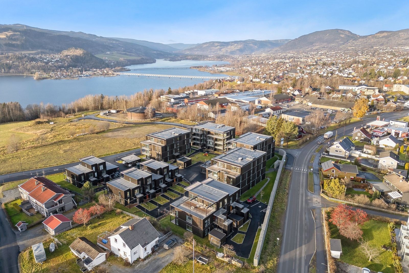 Eiendommen har en fin beliggenhet på Søre Ål i nærheten av dagligvare, apotek, skoler og barnehager. Galleribilde